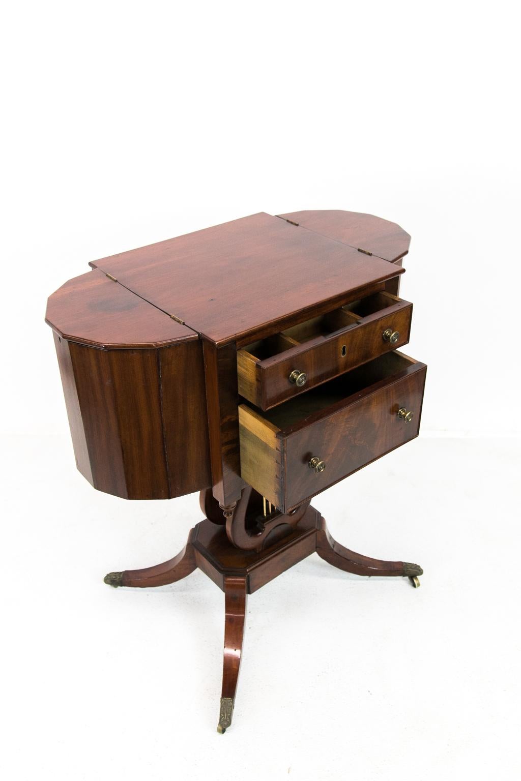 Late 18th Century American Mahogany Sewing Table For Sale