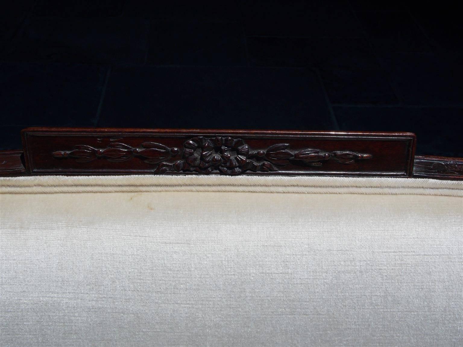 Amerikanisches gepolstertes Sofa aus Mahagoni im Sheraton-Stil auf Messingguss-Platten. Um 1880 im Angebot 1