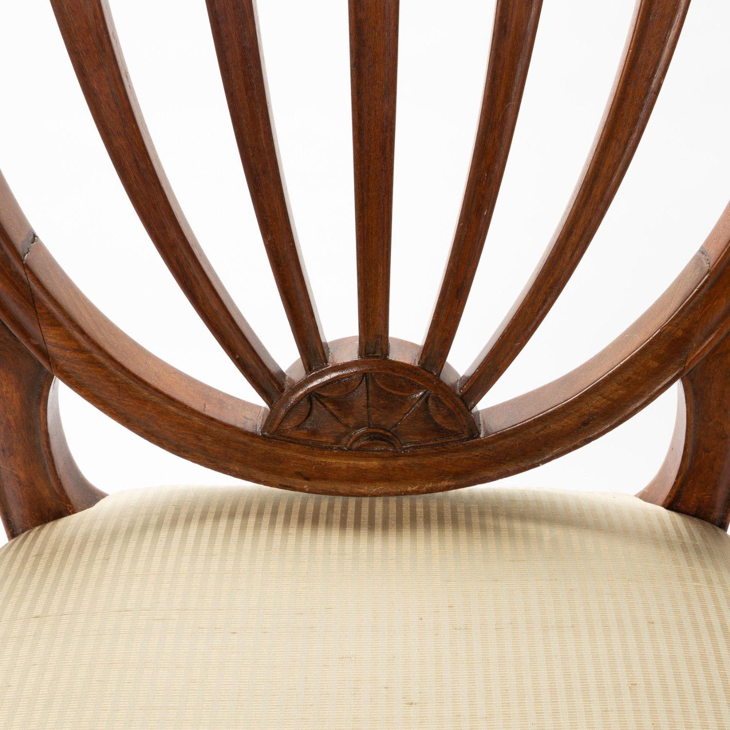 Fin du XVIIIe siècle Chaise d'appoint américaine en acajou avec assise serpentine, vers 1790 en vente