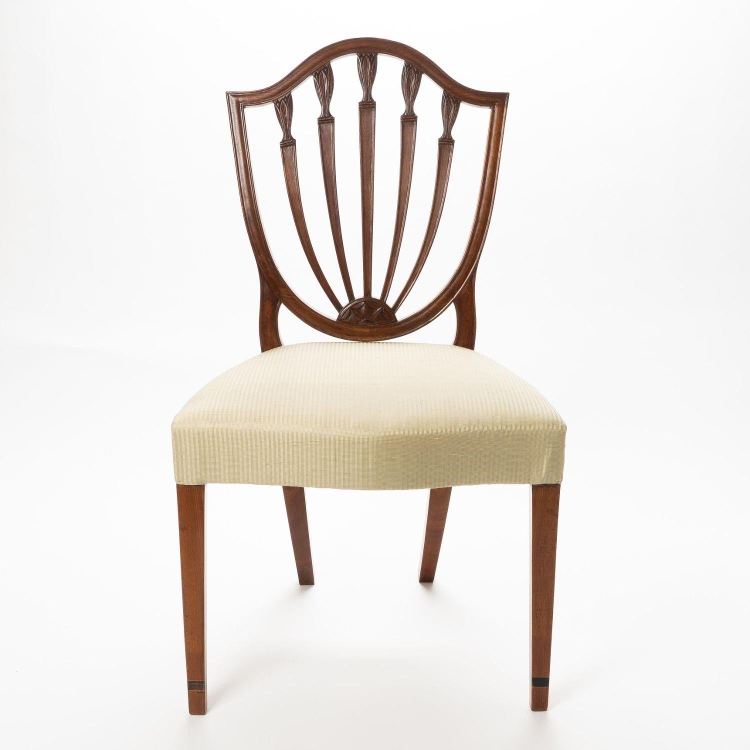 American Mahogany Shield Back Side Chair with Serpentine Seat, c. 1790 For Sale 3