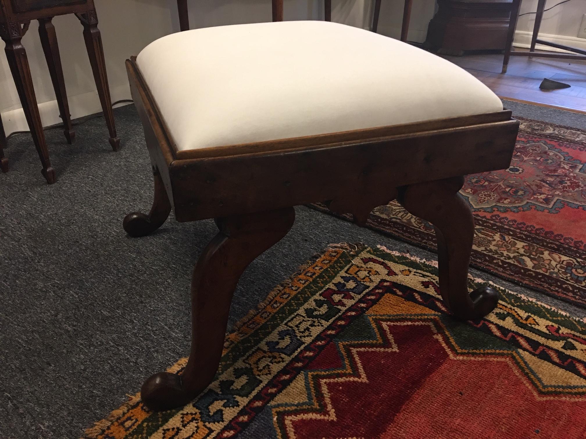 American Mahogany Stool or Bench with Decorative Carved Design, 19th Century In Good Condition In Savannah, GA