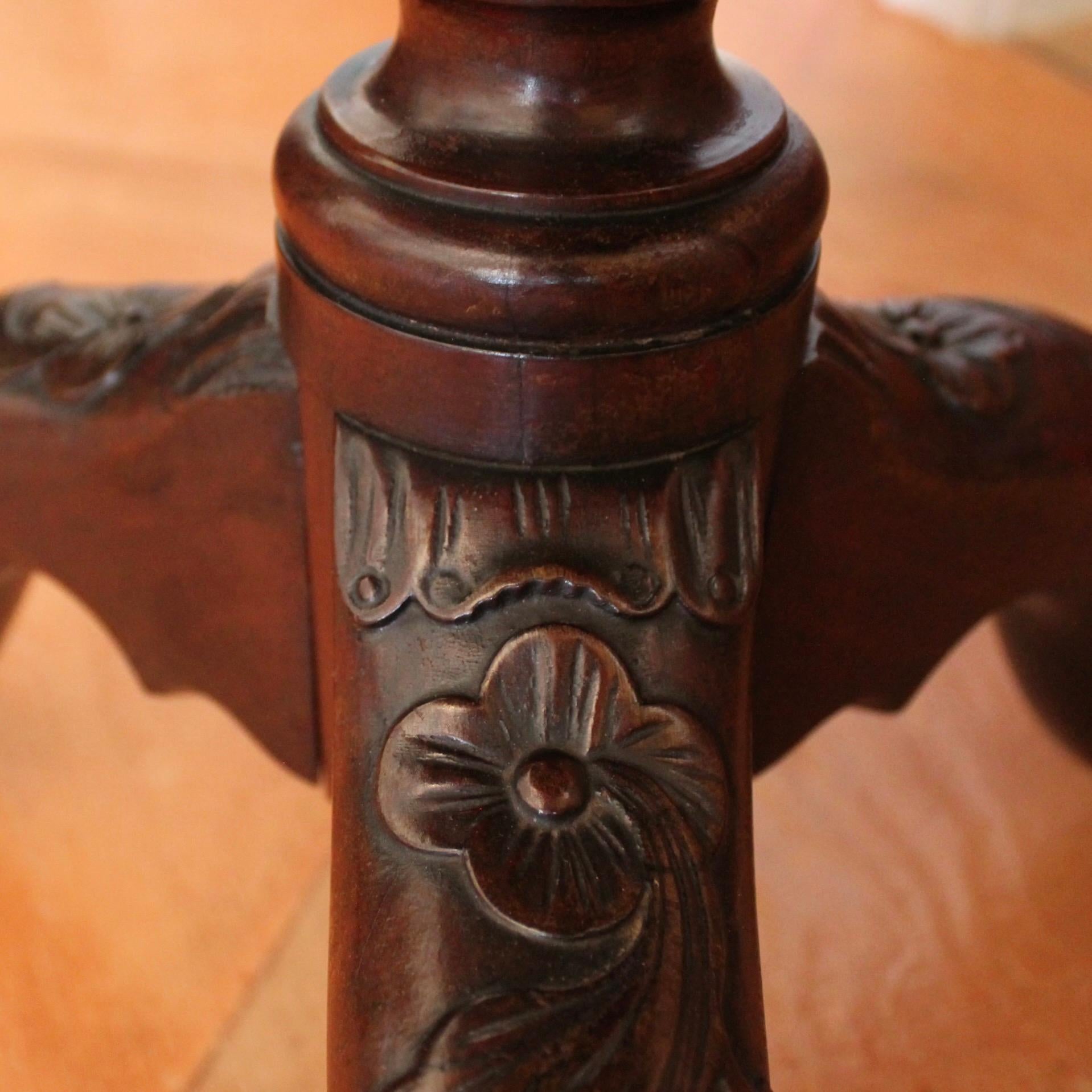 Table à plateau basculant en acajou américain avec piédestal sculpté d'Acanthus et de rosettes en vente 2