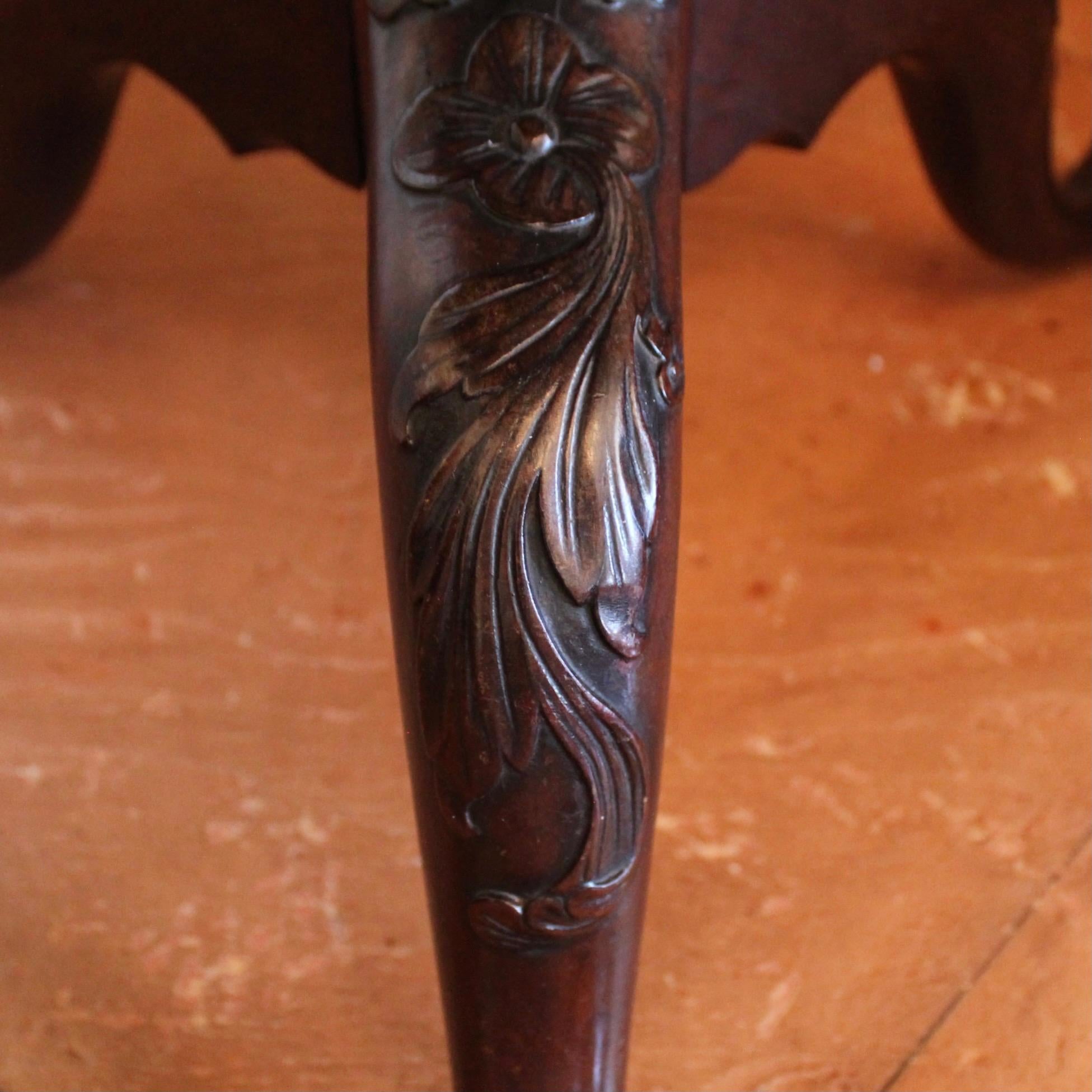 Table à plateau basculant en acajou américain avec piédestal sculpté d'Acanthus et de rosettes en vente 3