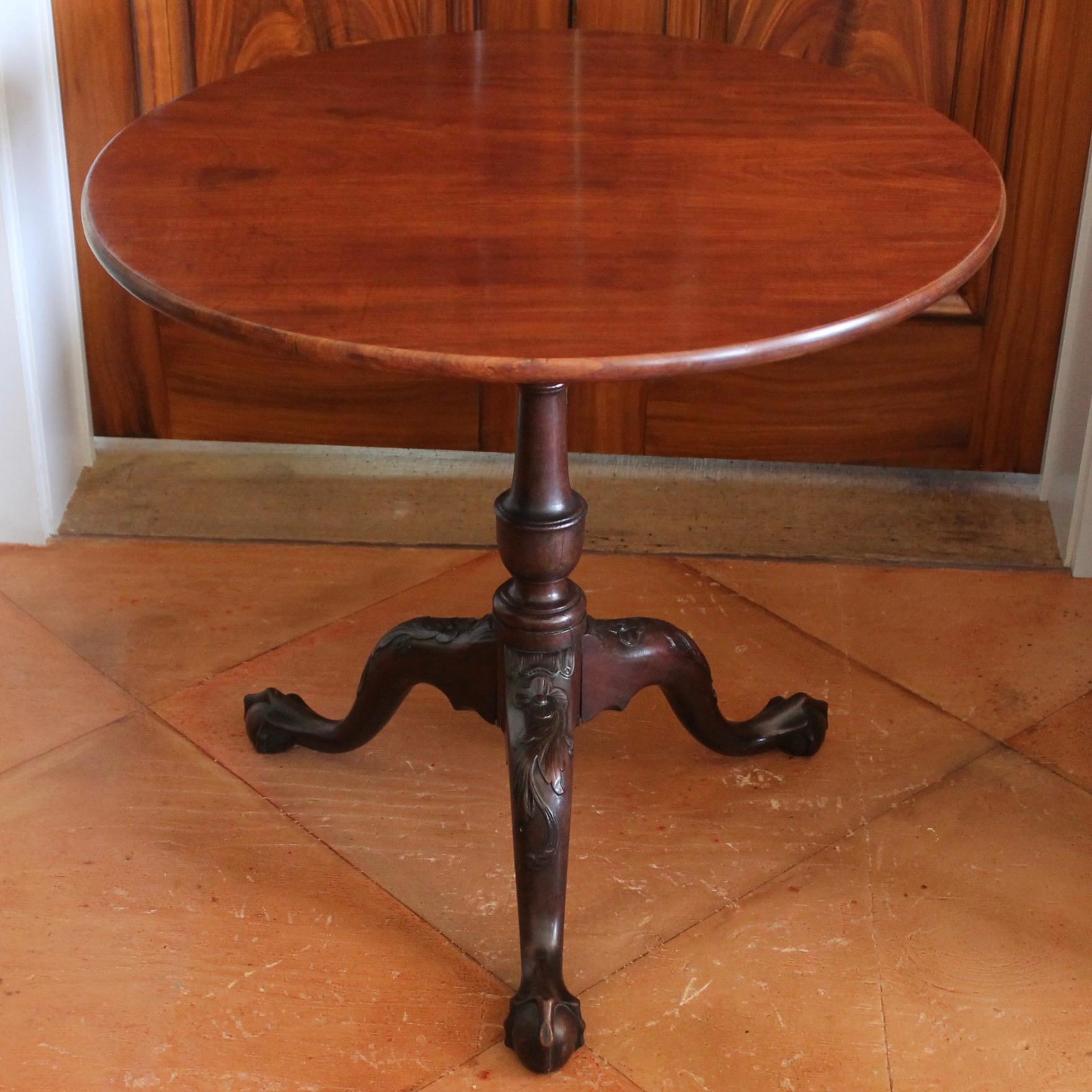 Chippendale Table à plateau basculant en acajou américain avec piédestal sculpté d'Acanthus et de rosettes en vente