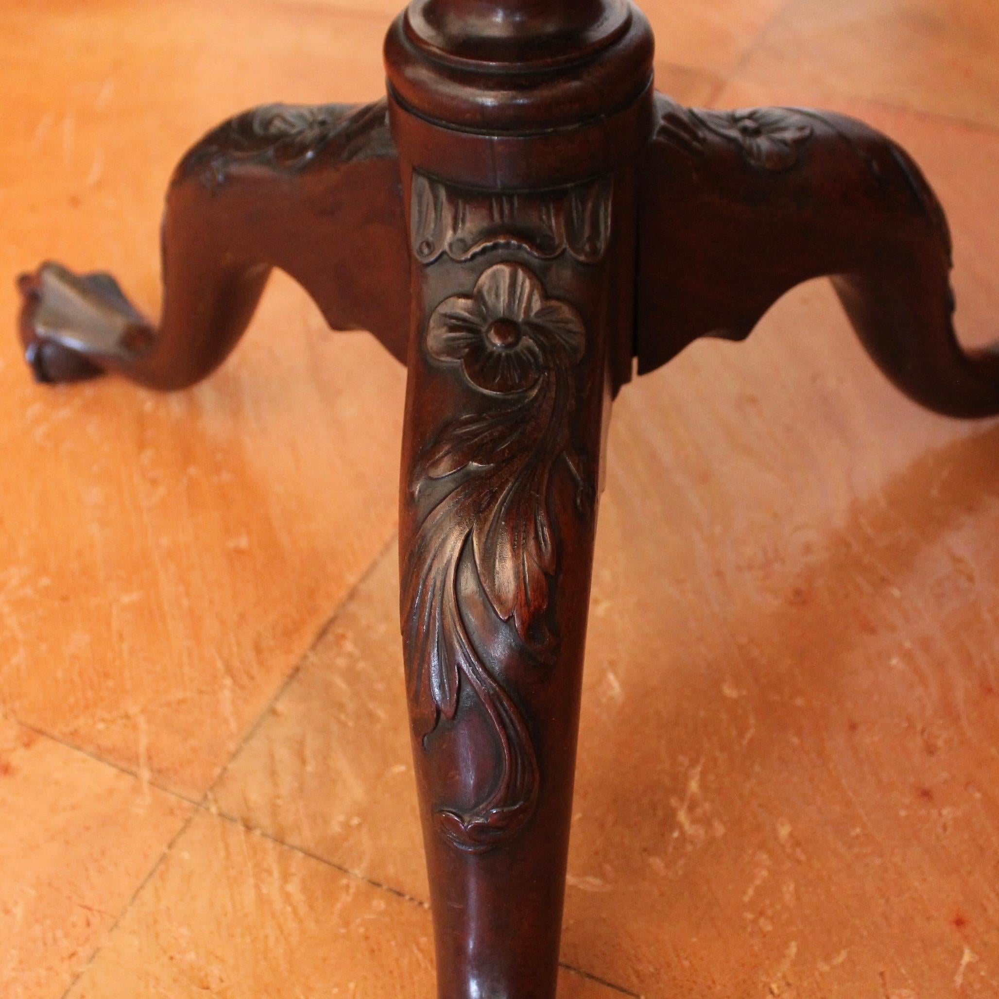 Table à plateau basculant en acajou américain avec piédestal sculpté d'Acanthus et de rosettes en vente 1