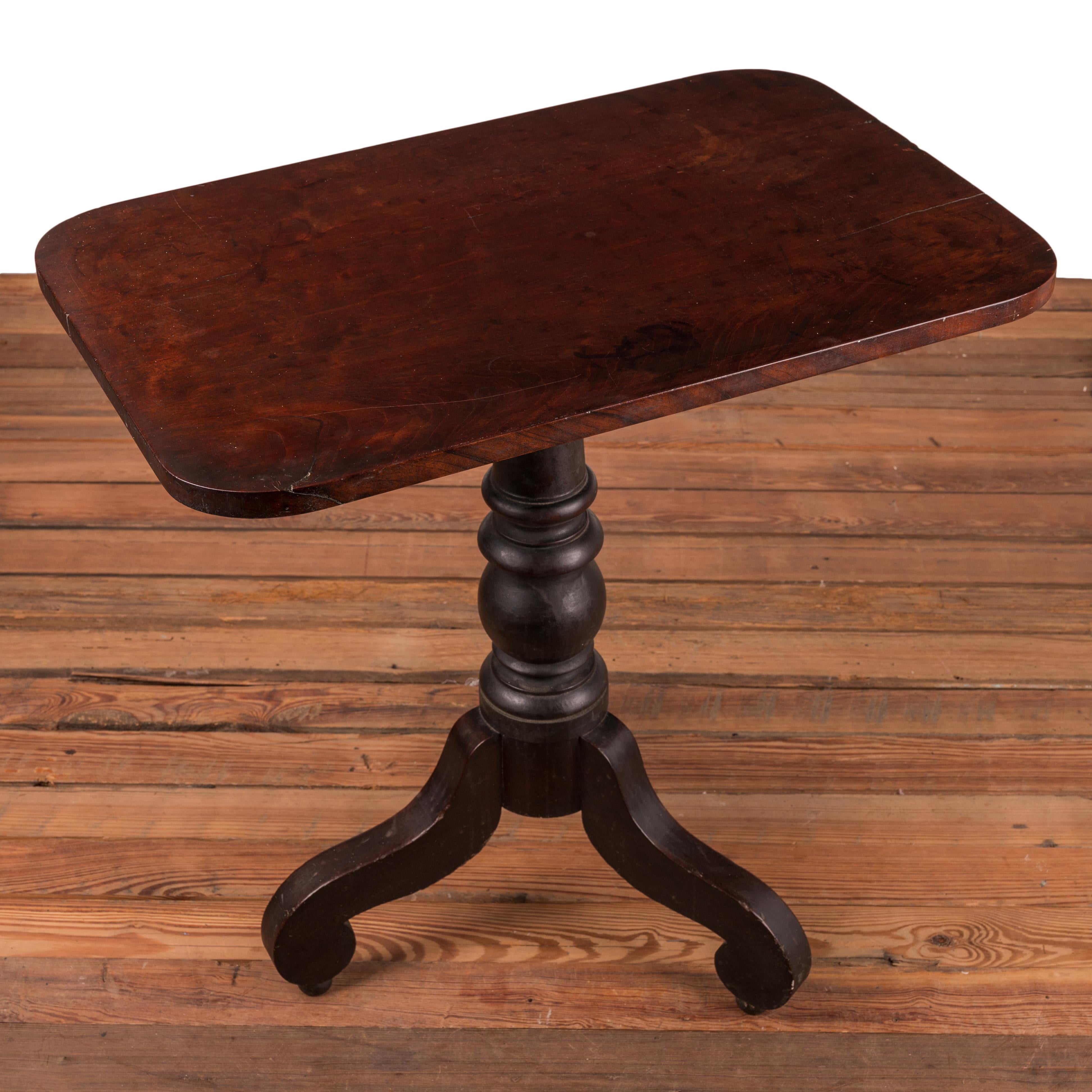 An American mahogany tilt-top tea table, circa 1840.

top measures 28 ¼ by 18 ¼ inches
28 ½ inches tall
42 ¾ inches tall upright

