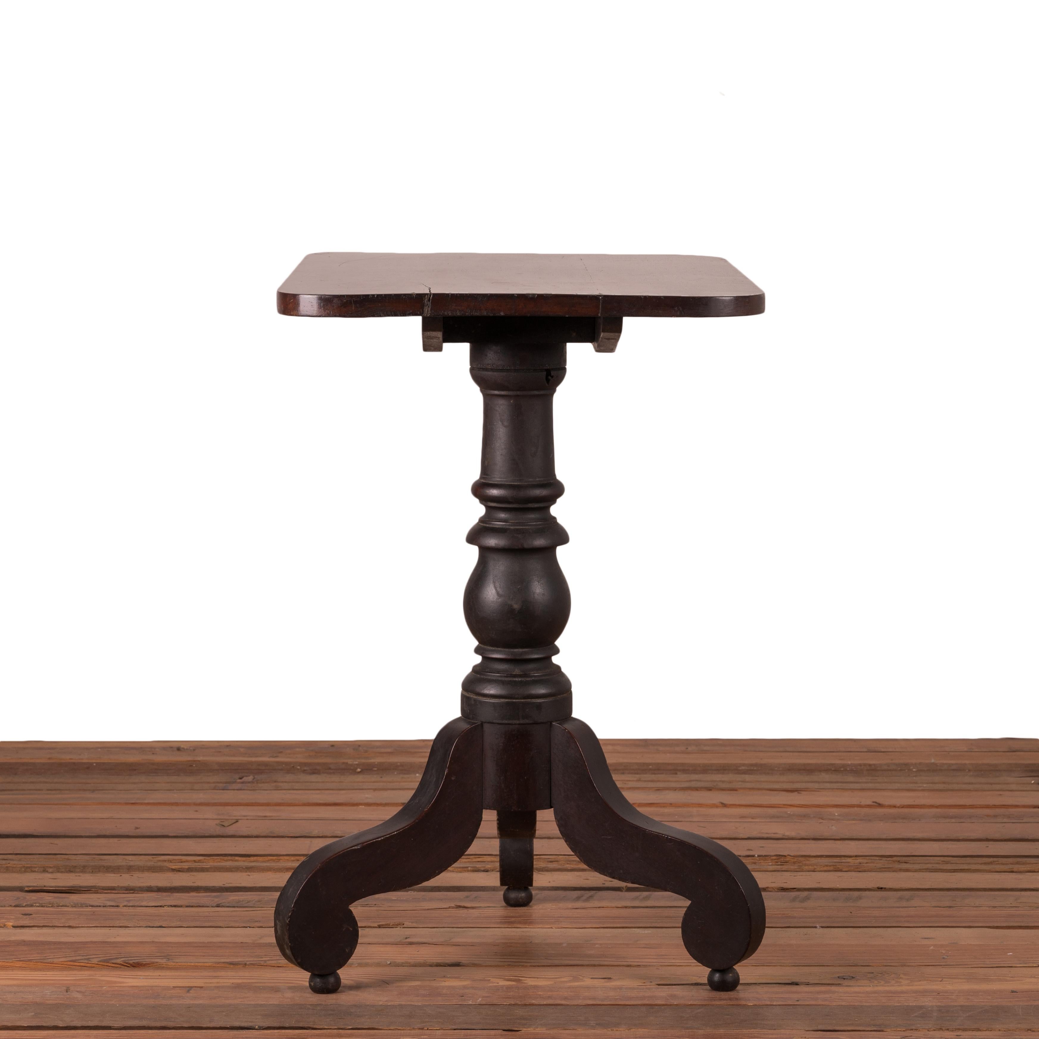Classique américain Table à thé à plateau basculant en acajou américain en vente