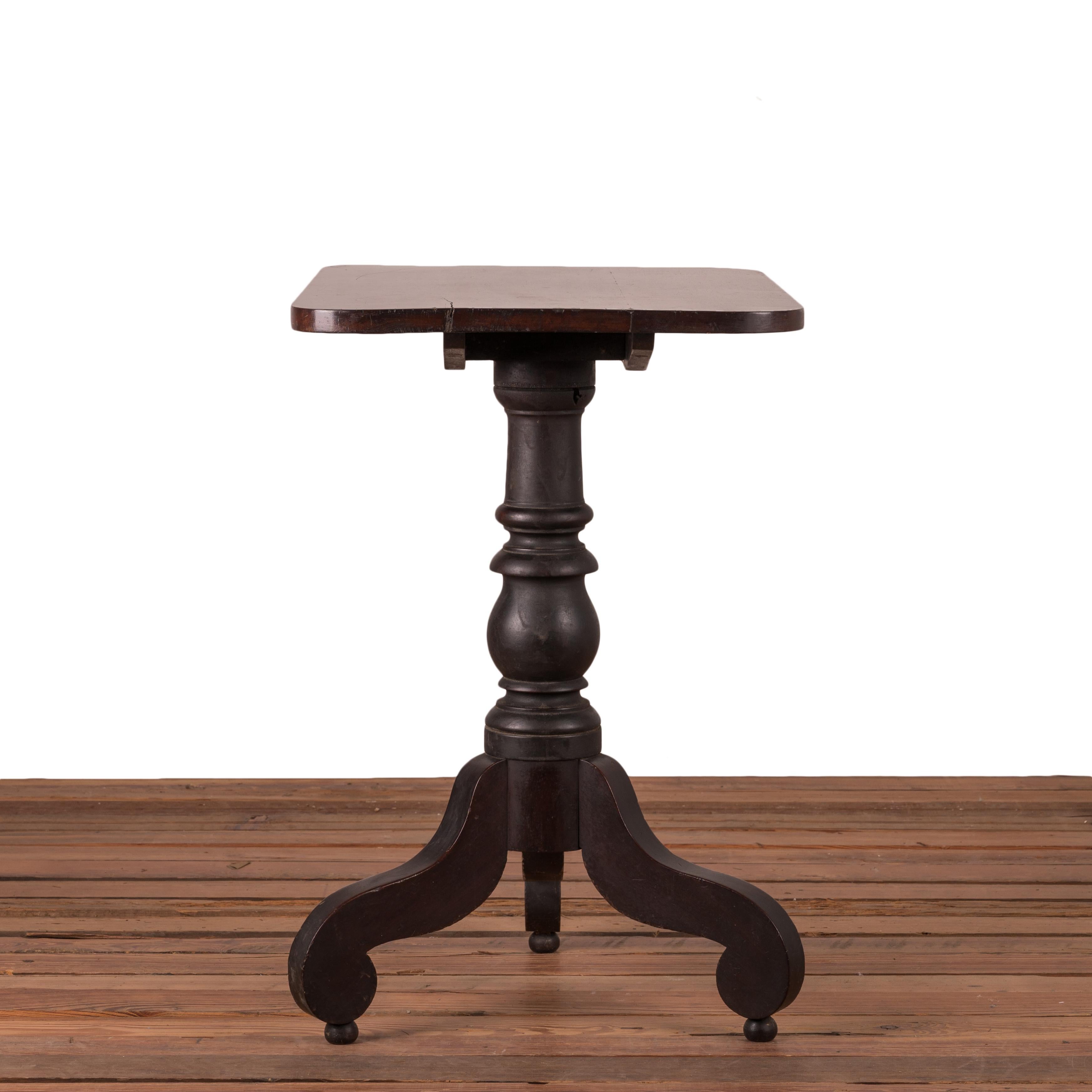 American Classical American Mahogany Tilt-Top Tea Table For Sale