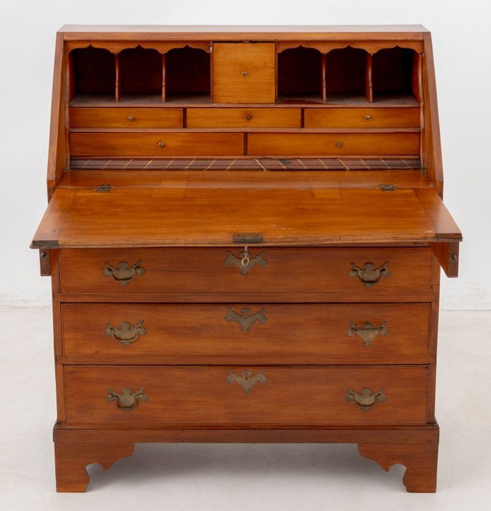 Classique américain Bureau à façade inclinée en érable américain, fin du 18e C. en vente