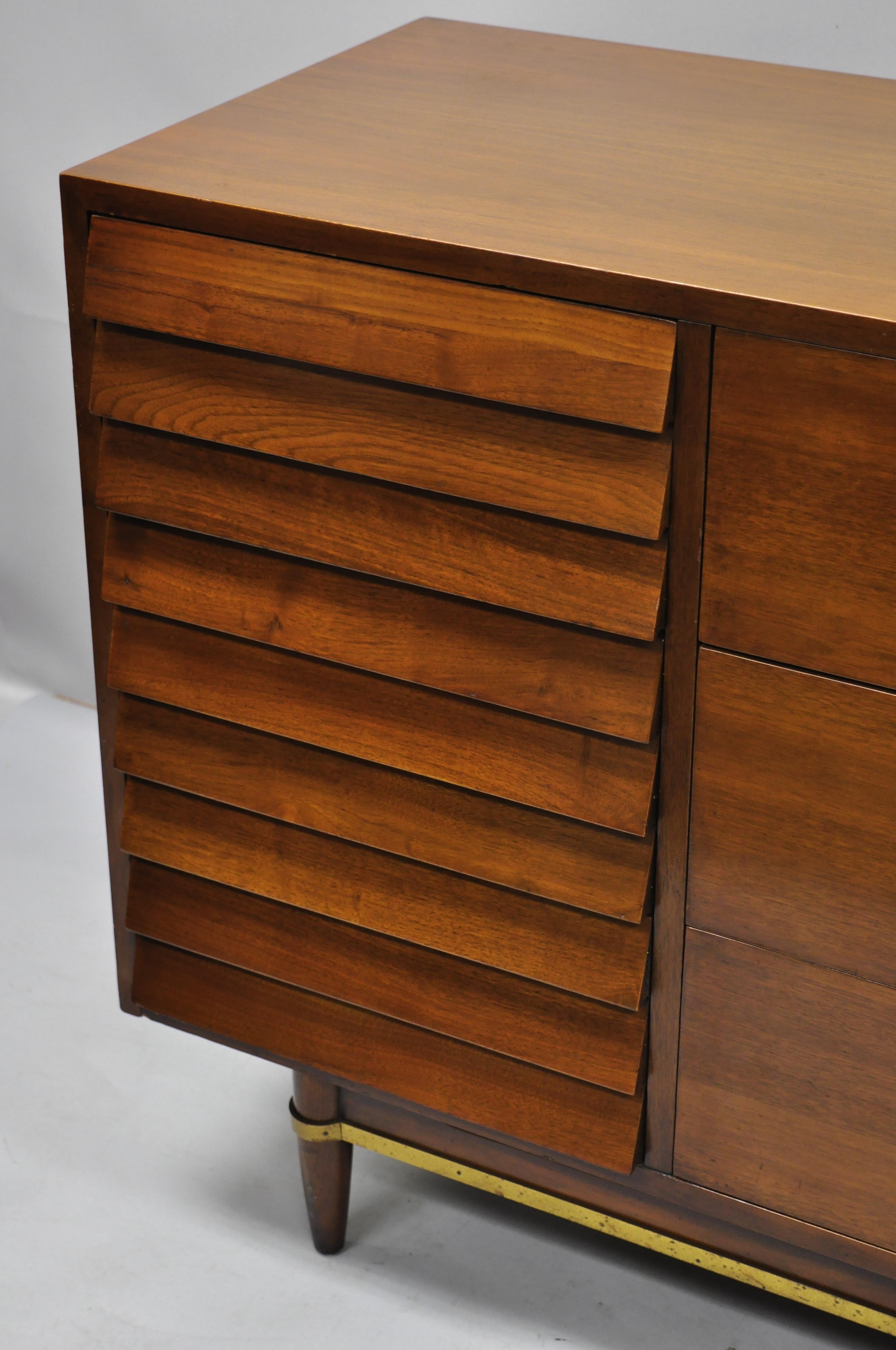 American Martinsville Walnut Louvered Drawer Mid Century Modern Dresser Credenza In Good Condition In Philadelphia, PA