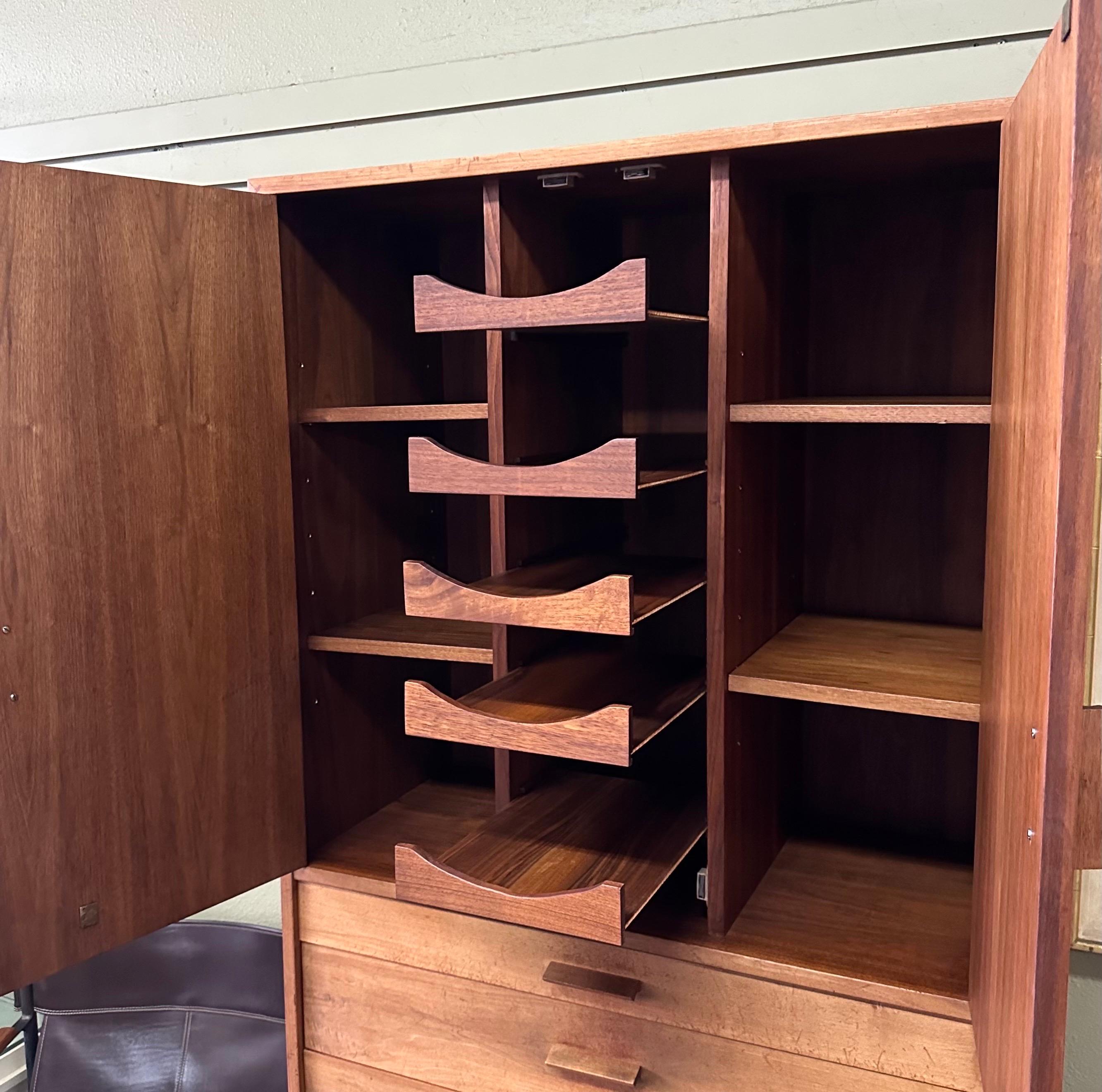 Cassettone in noce massiccio MCM di Richard Artschwager, RICHARD in vendita 5