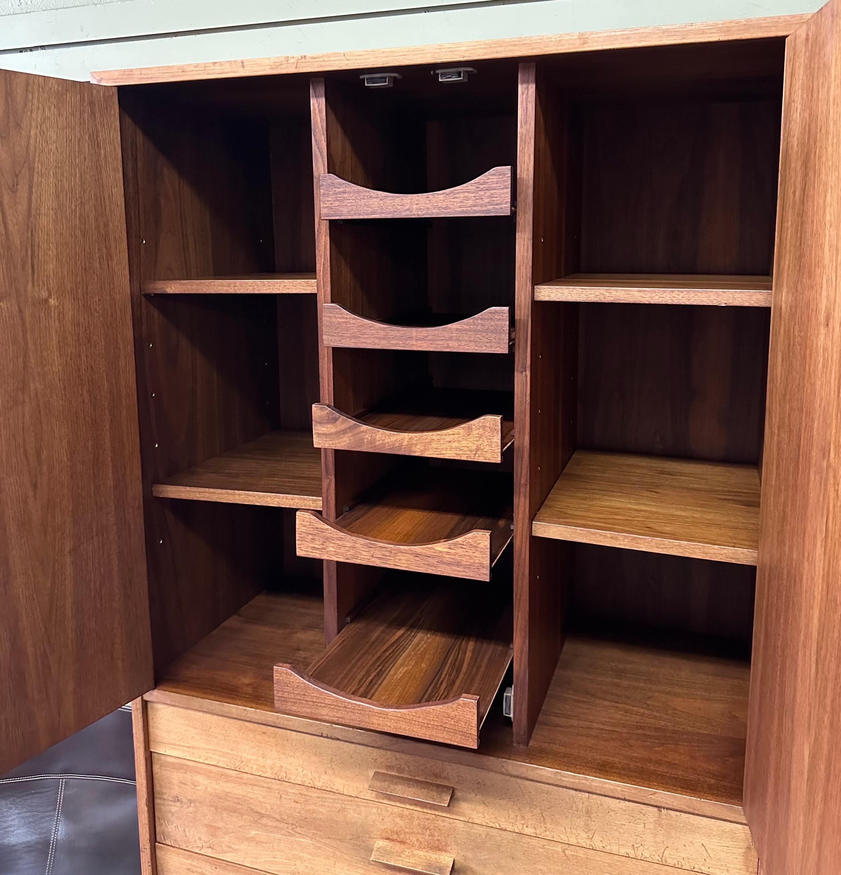 Cassettone in noce massiccio MCM di Richard Artschwager, RICHARD in vendita 6