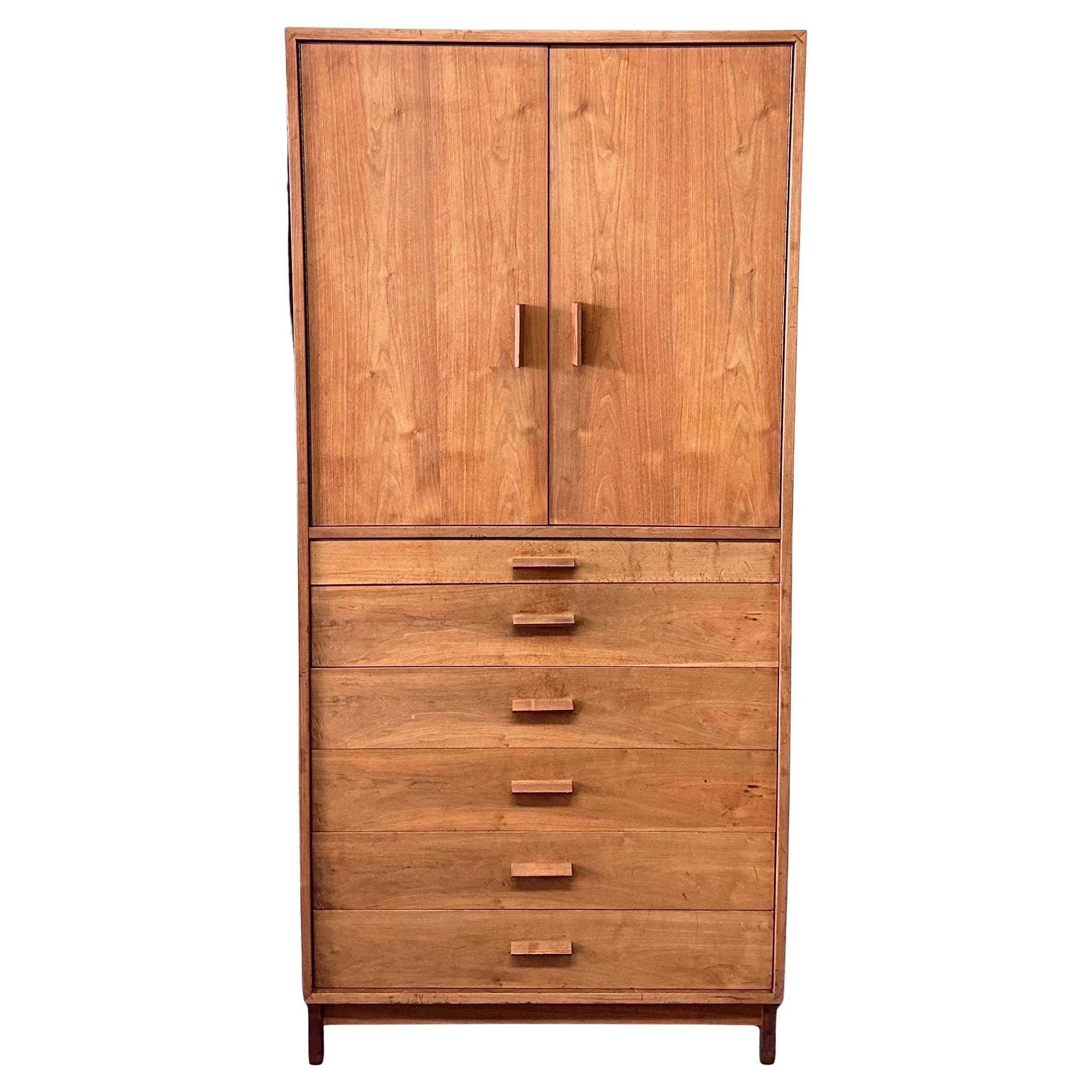 Cassettone in noce massiccio MCM di Richard Artschwager, RICHARD, anni '50 circa.  Questo fantastico pezzo è in ottime condizioni vintage e misura 36 