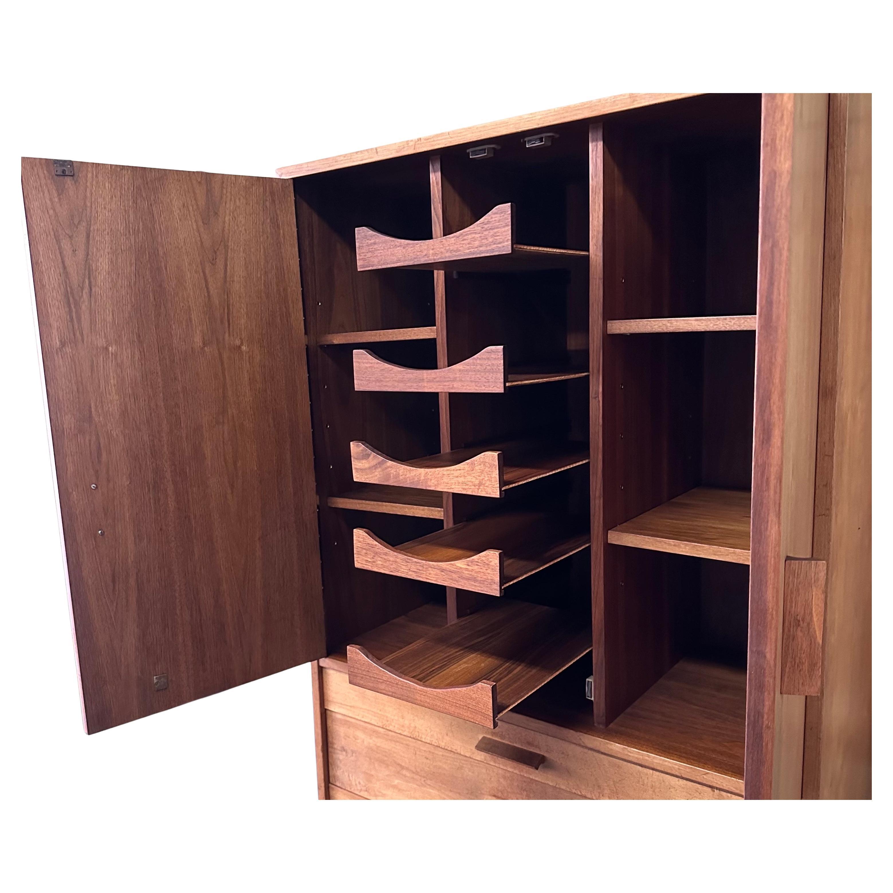 Americano Cassettone in noce massiccio MCM di Richard Artschwager, RICHARD in vendita