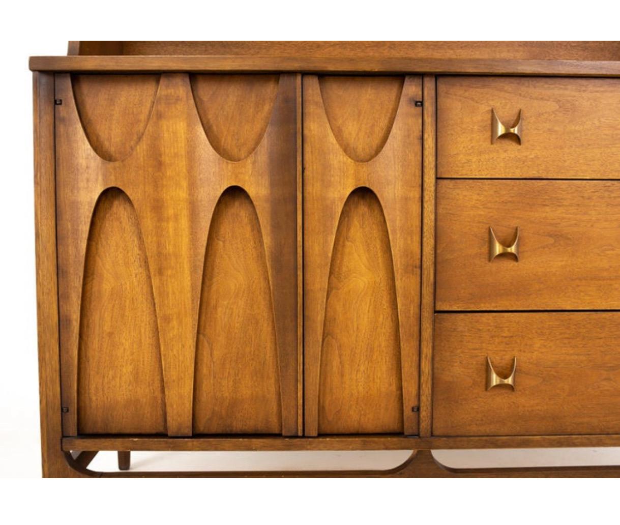 American MCM Walnut Brasilia Collection Sideboard / Credenza / Hutch by Broyhill In Good Condition In San Diego, CA