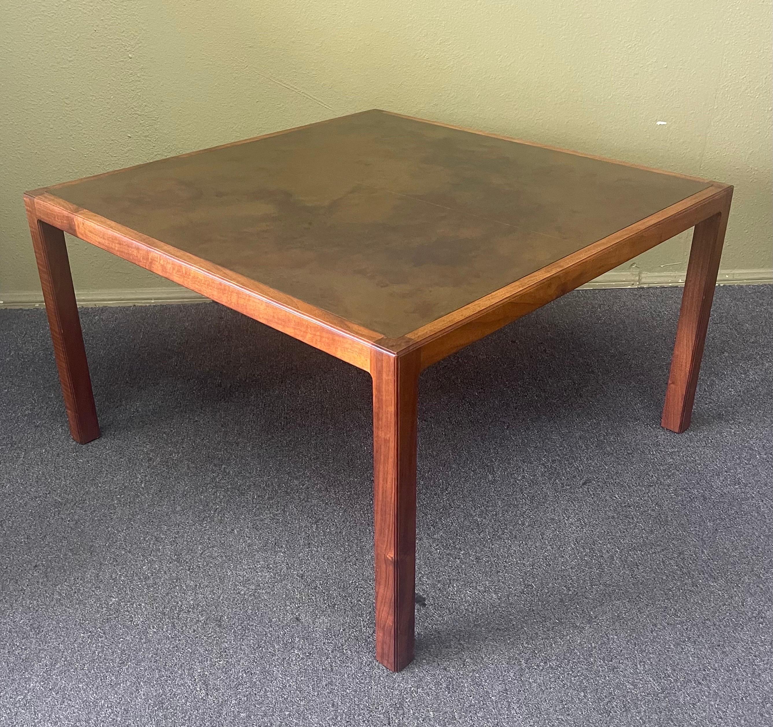 Américain Table basse américaine MCM en noyer avec plateau en cuivre gravé à l'acide par Harry Lunstead en vente