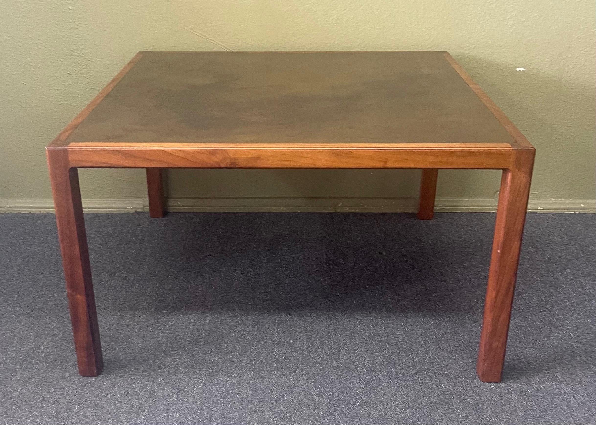Américain Table basse américaine MCM en noyer avec plateau en cuivre gravé à l'acide par Harry Lunstead en vente