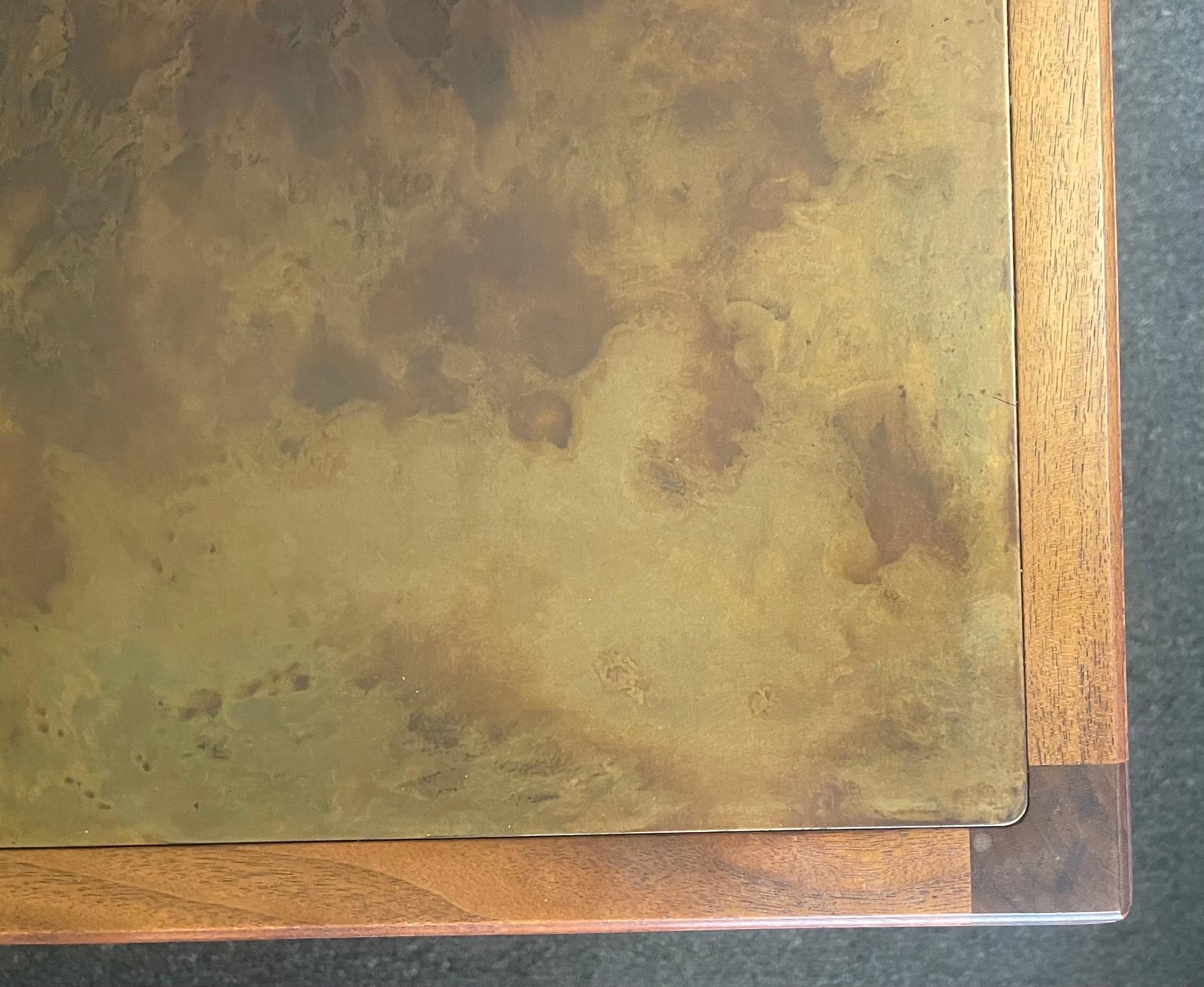 20ième siècle Table basse américaine MCM en noyer avec plateau en cuivre gravé à l'acide par Harry Lunstead en vente