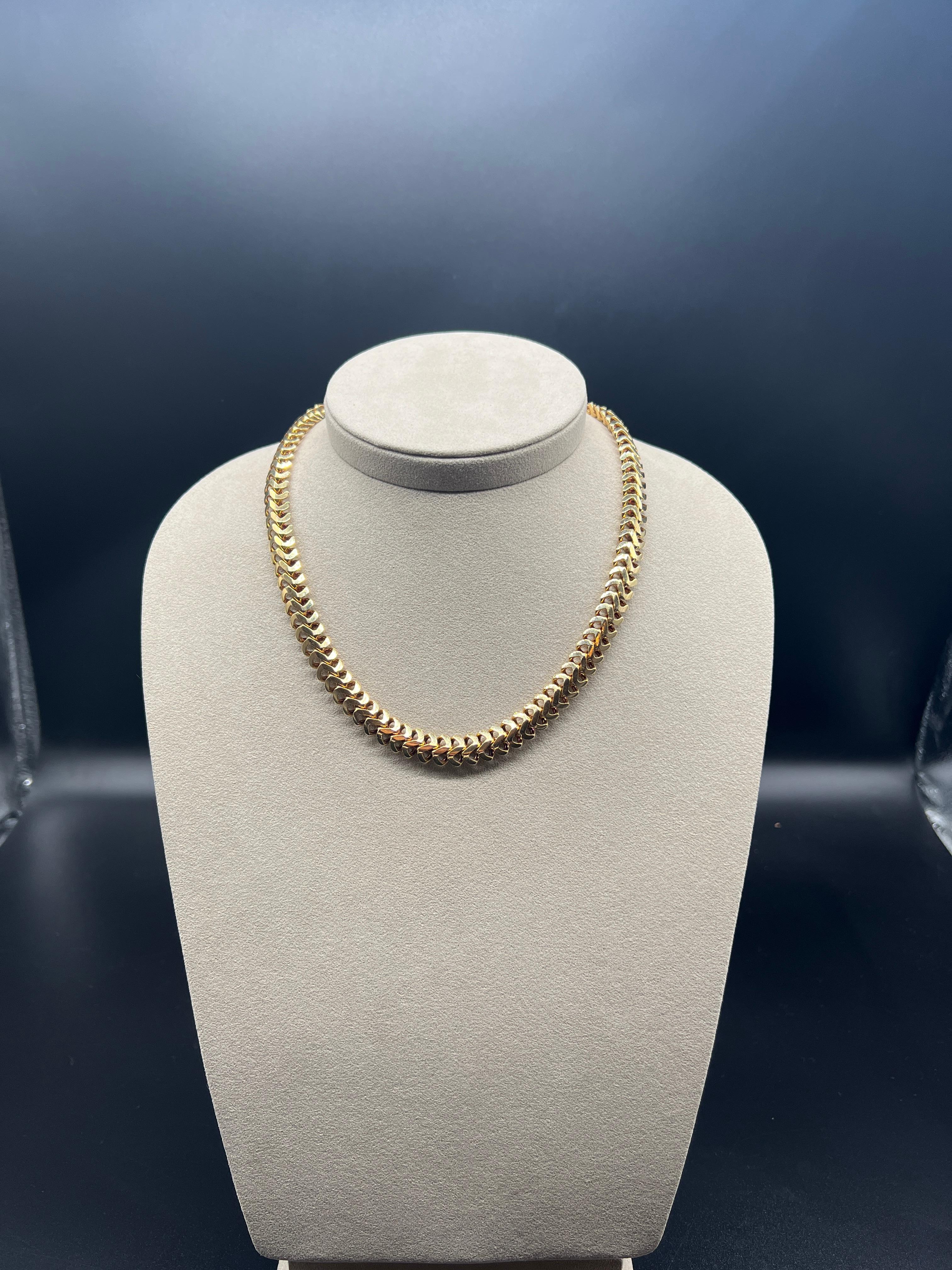Discover this incredible necklace in 750/000 yellow gold featuring American drop mesh, a truly remarkable piece. Known primarily as a bracelet since the 1950s, this mesh is quite rare when transformed into a necklace of such importance.

This