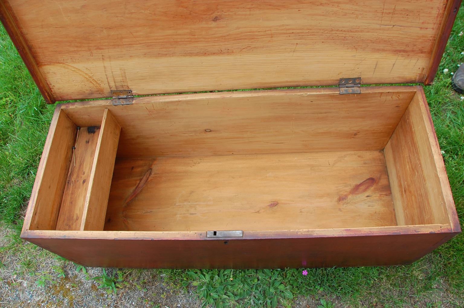 American Mid 19th Century Six Board Seaman's Chest with Original Finish In Good Condition In Wells, ME