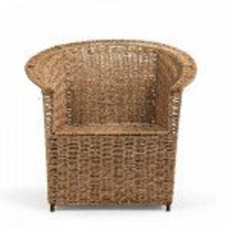 Fauteuil américain (milieu du 20e siècle) en rotin naturel tressé en forme de baignoire avec un dossier rond.
 