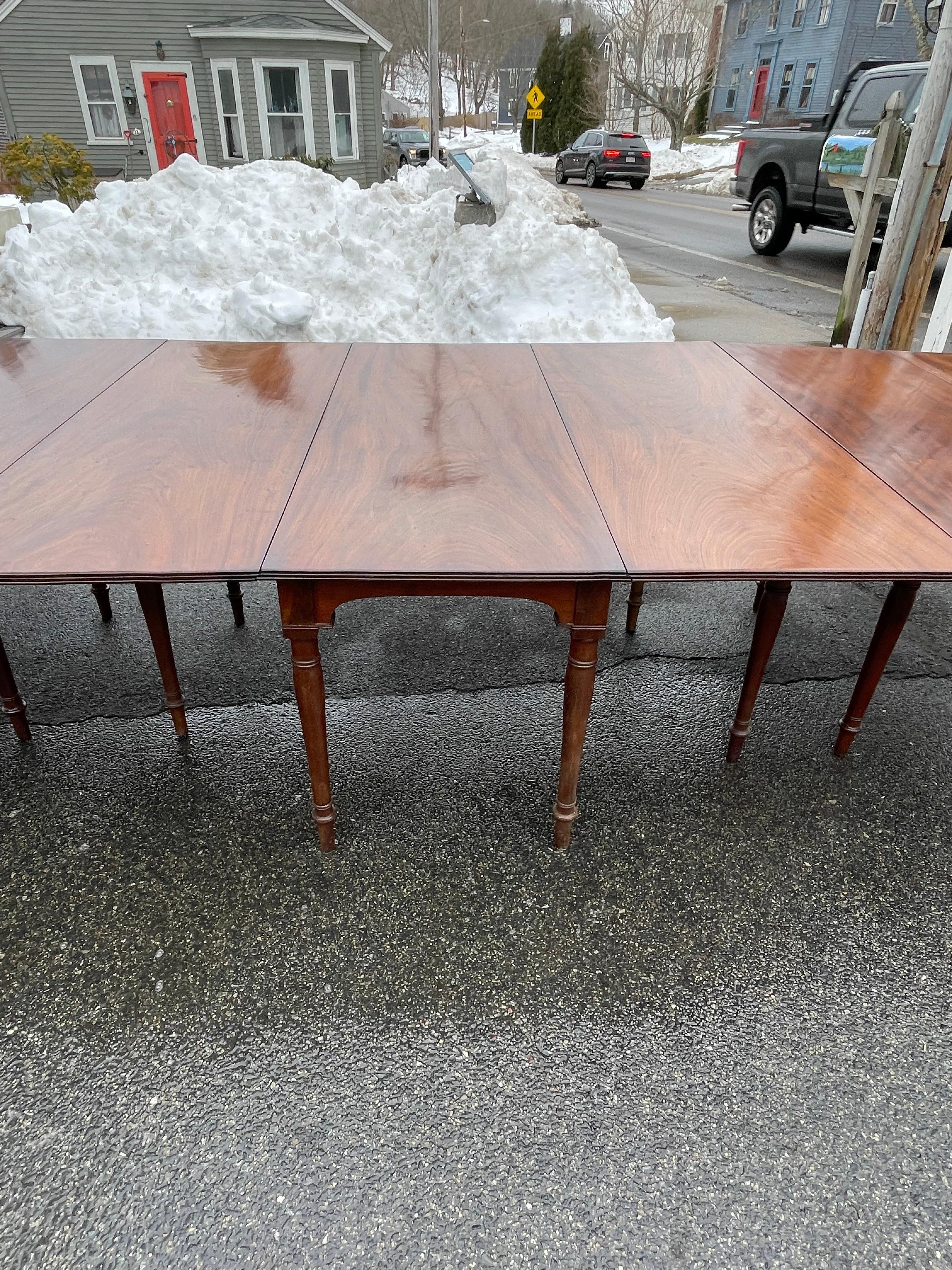 American Mid-Atlantic Federal Mahogany Dining Table In Good Condition In Essex, MA