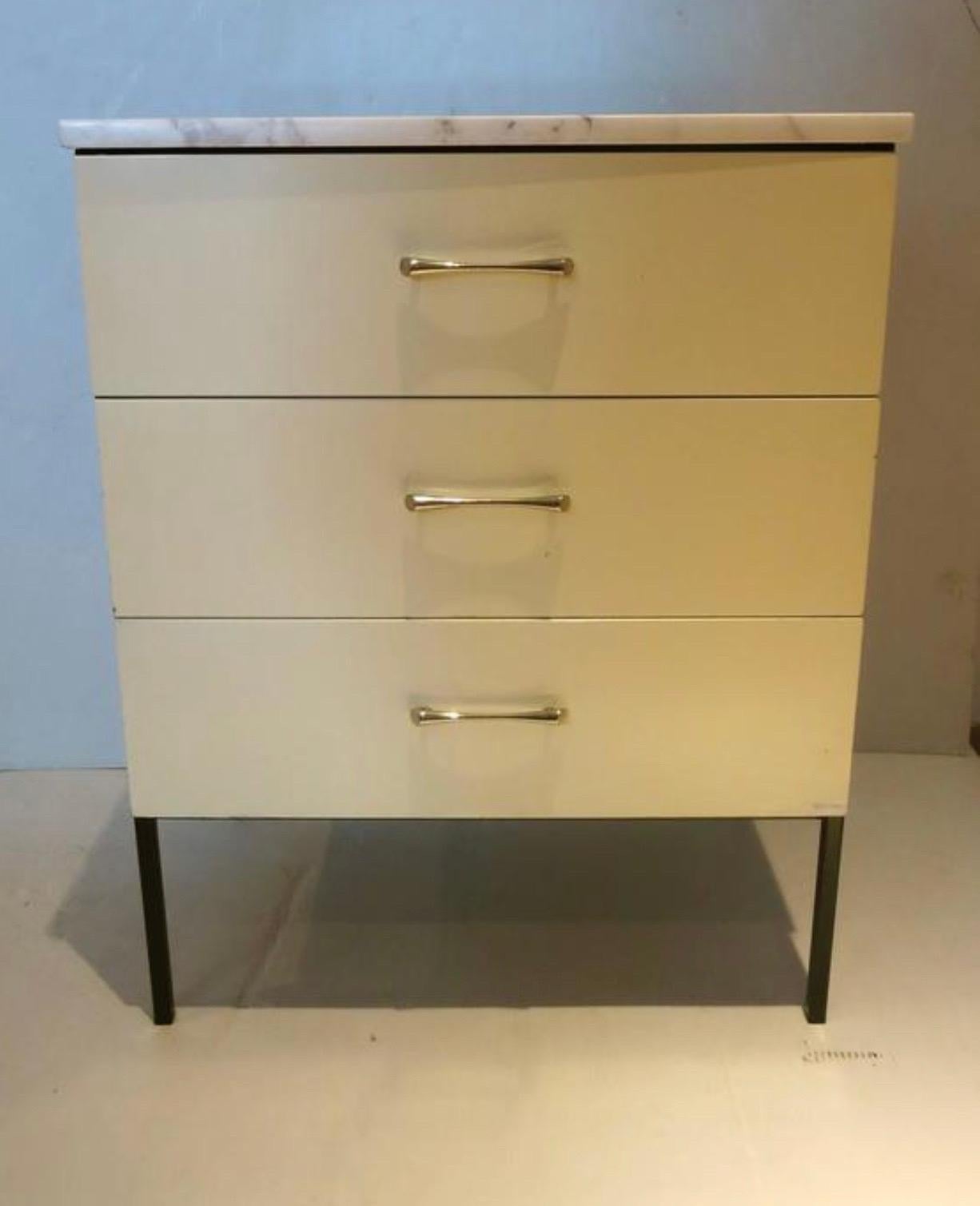 20ième siècle Petite commode américaine du milieu des années 1950 avec plateau en marbre par Vista of California en vente