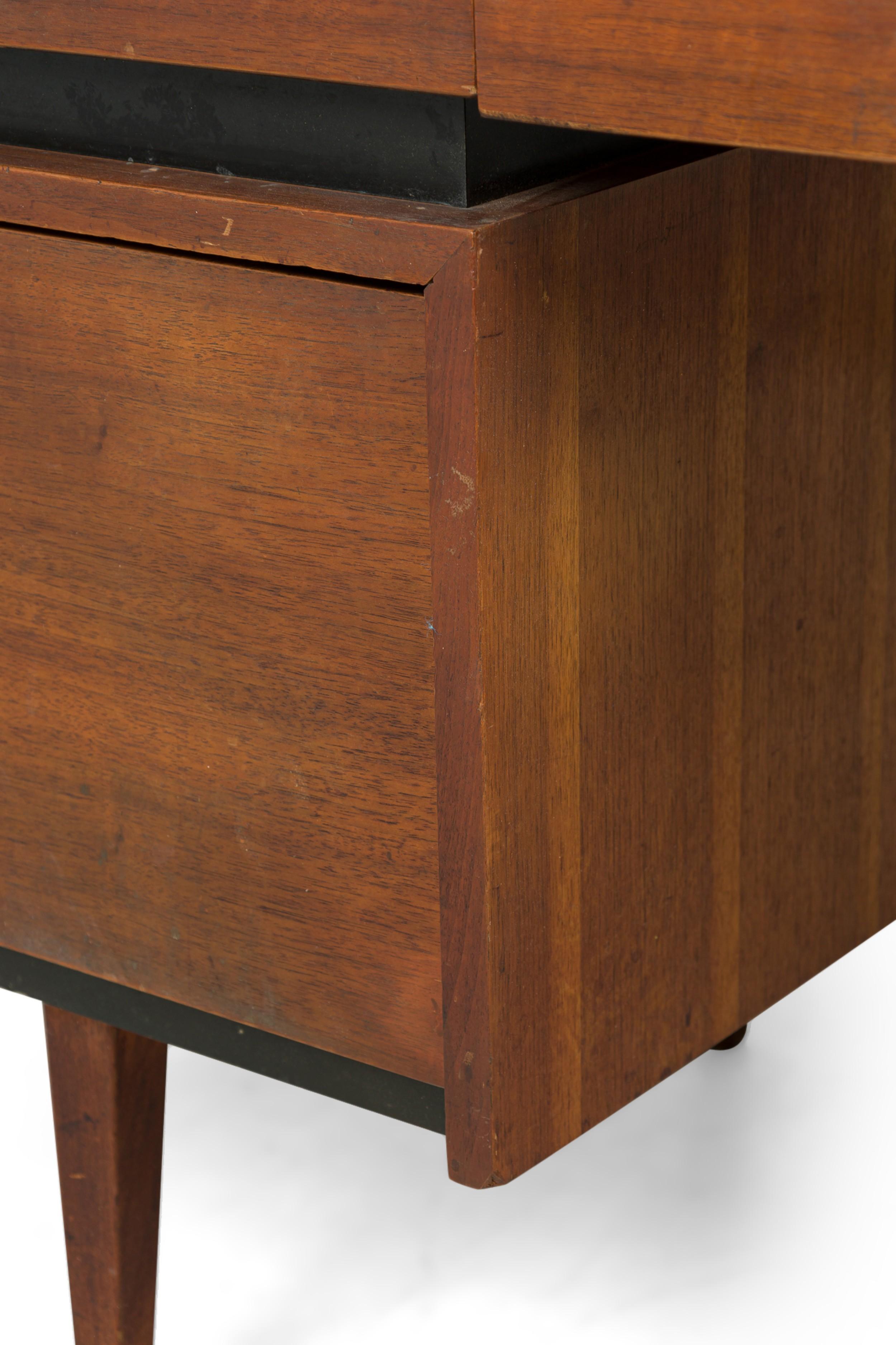 Scrivania in noce a 3 cassetti del Mid-Century americano in vendita 7