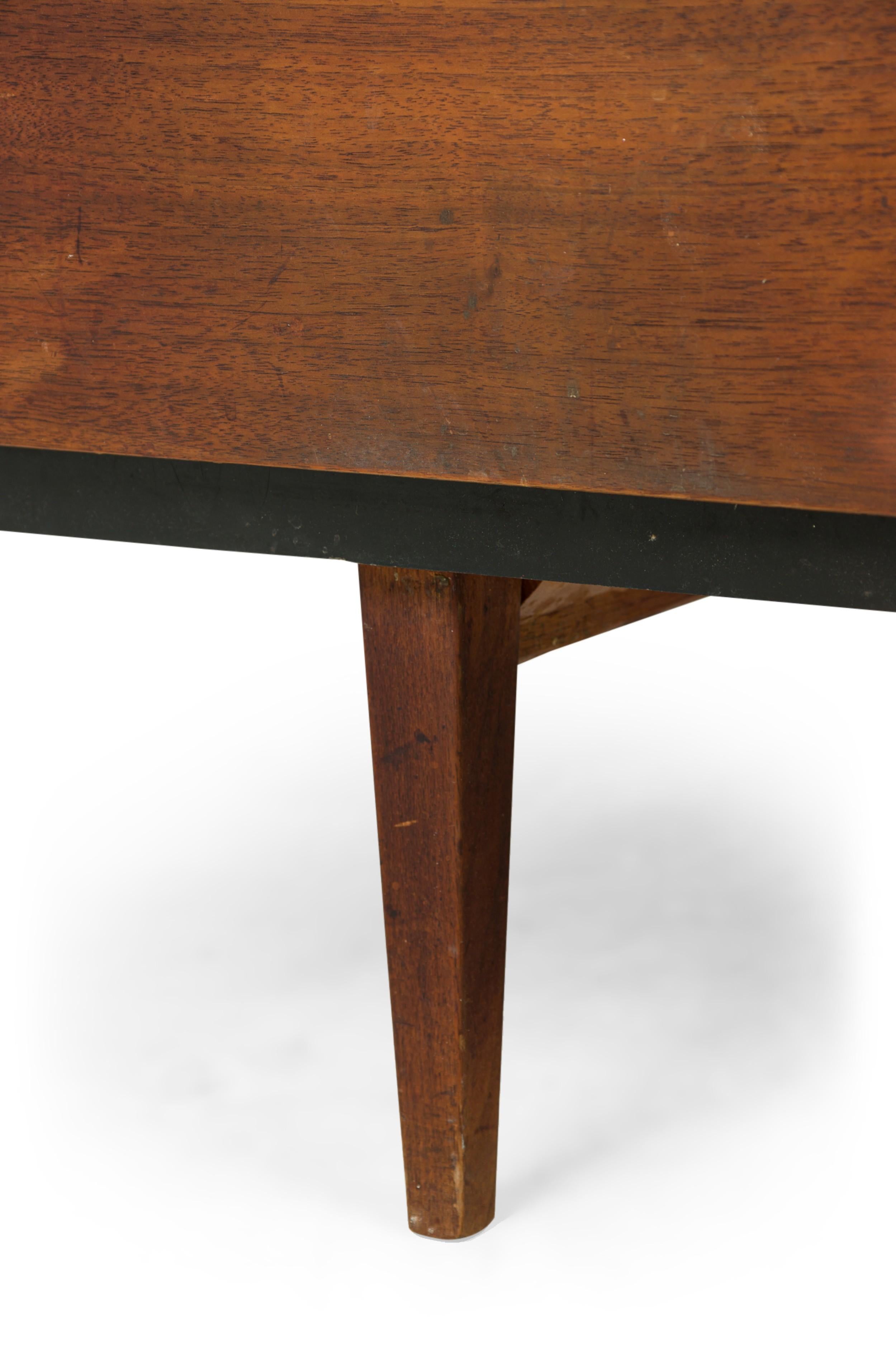 Scrivania in noce a 3 cassetti del Mid-Century americano in vendita 8