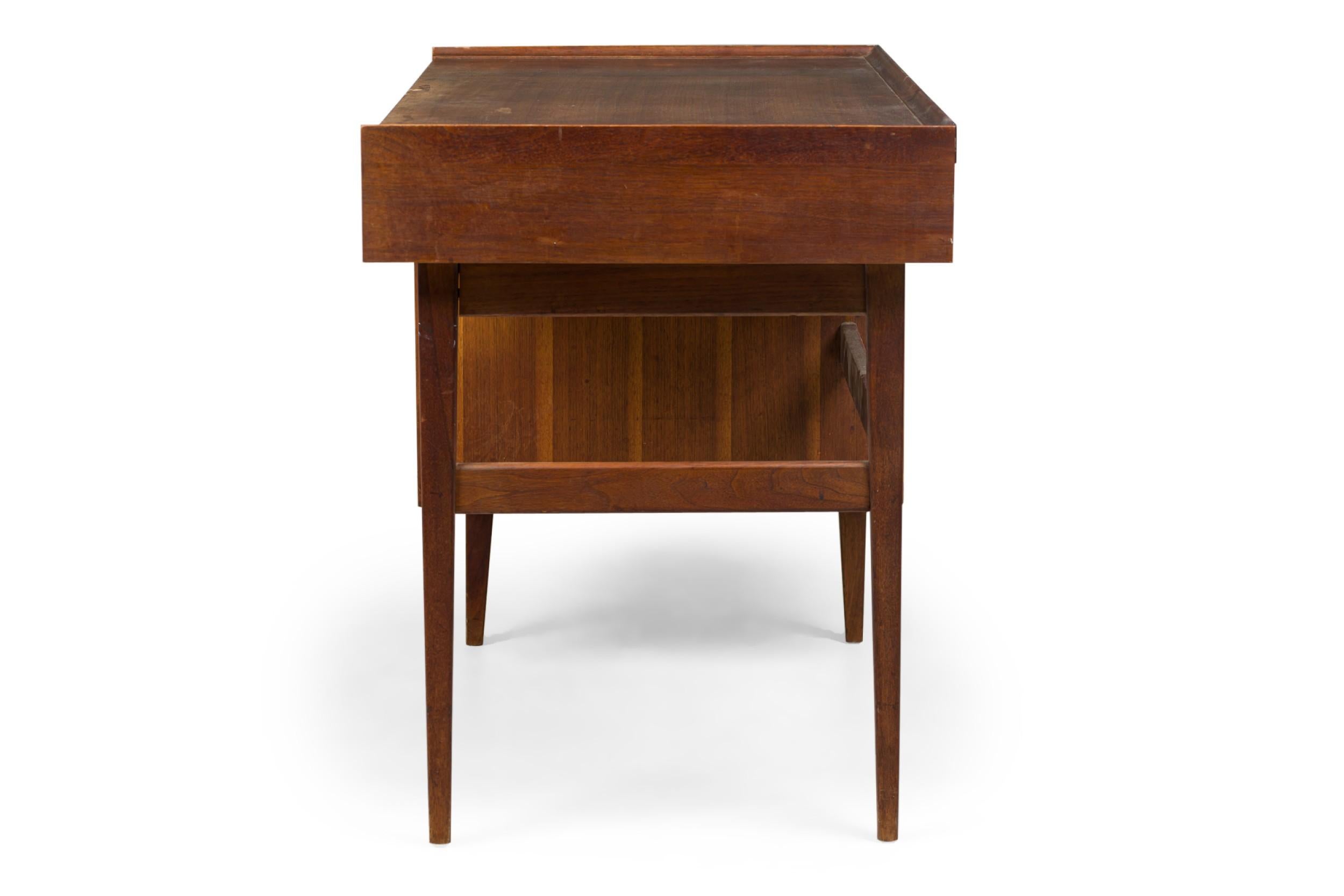 Mid-Century moderno Scrivania in noce a 3 cassetti del Mid-Century americano in vendita