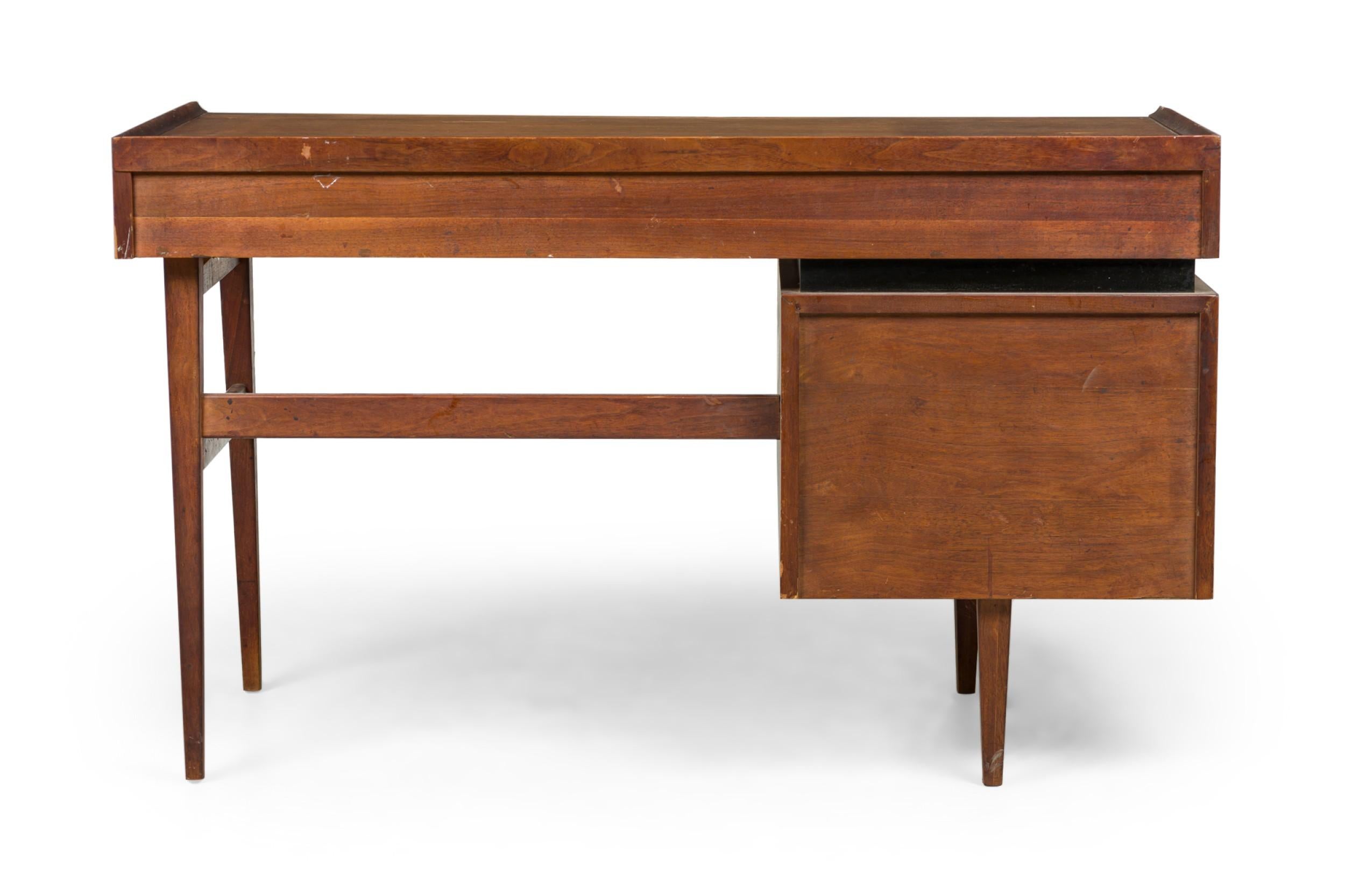 Fatto a mano Scrivania in noce a 3 cassetti del Mid-Century americano in vendita