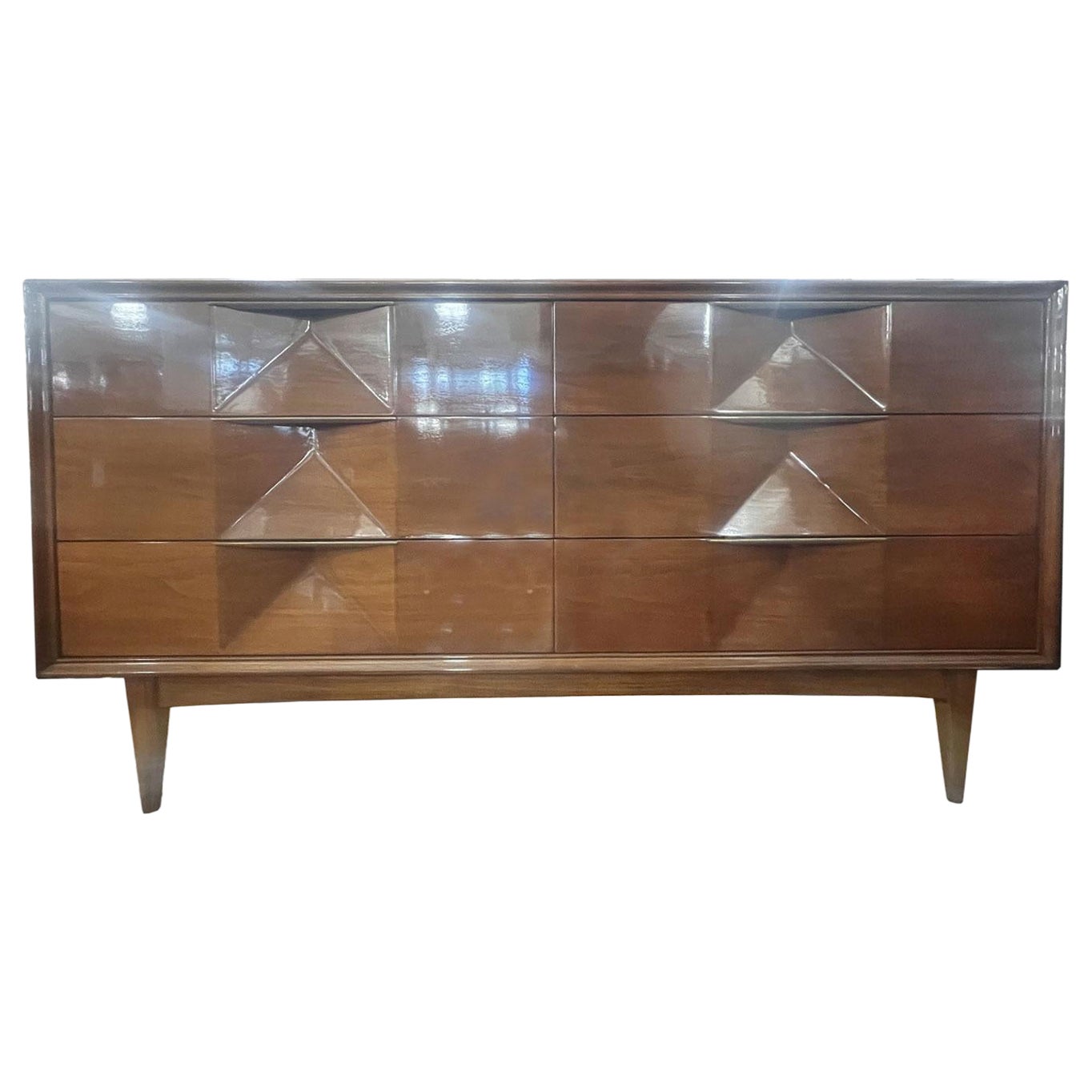 American Mid-Century 6-Drawer Diamond Front Dresser en venta