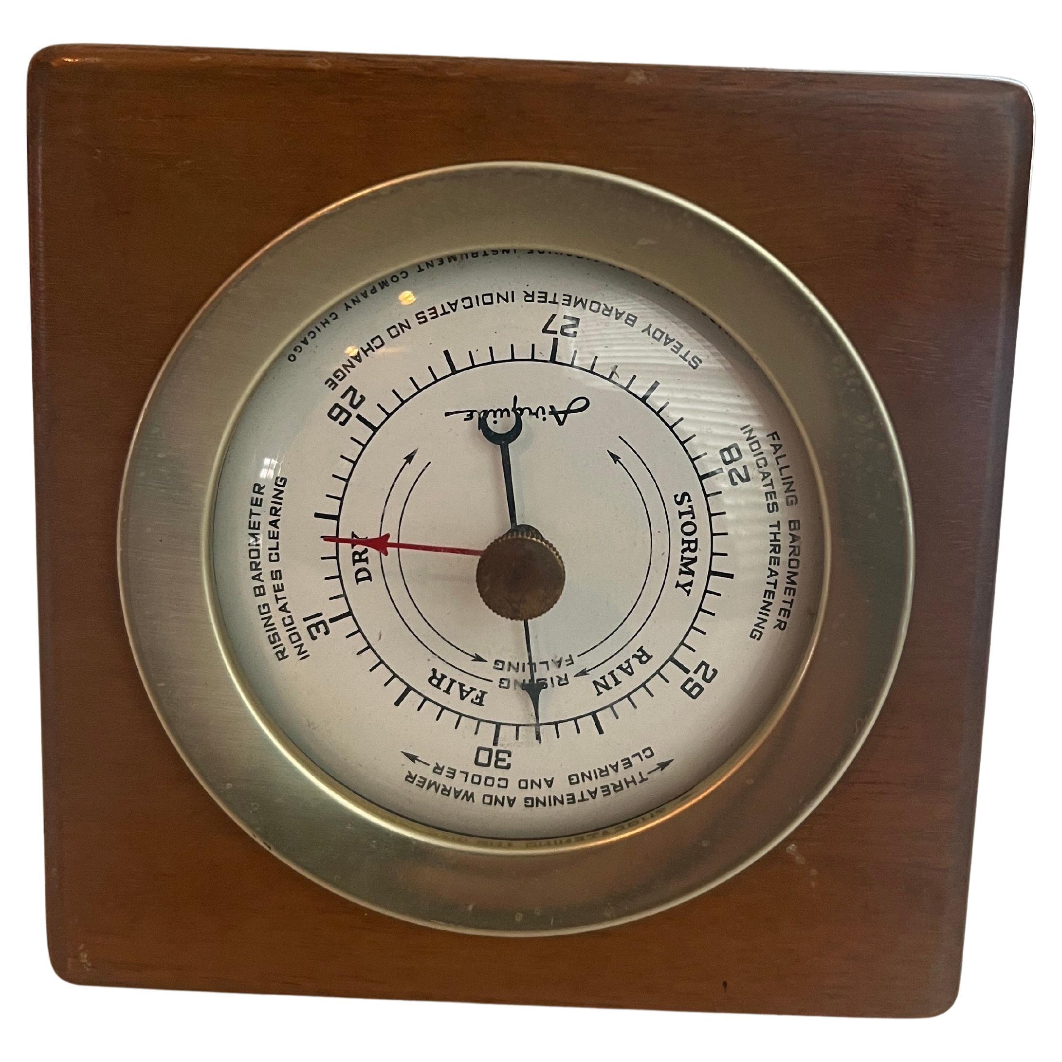 elegante barometro classico da tavolo con cassa in noce massiccio risalente agli anni '50 di Air Guide, in buone condizioni originali, ideale per l'arredamento della casa in stile Modern-Decor della metà del secolo.