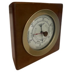 Barómetro de sobremesa con caja de nogal American Mid Century Airguide
