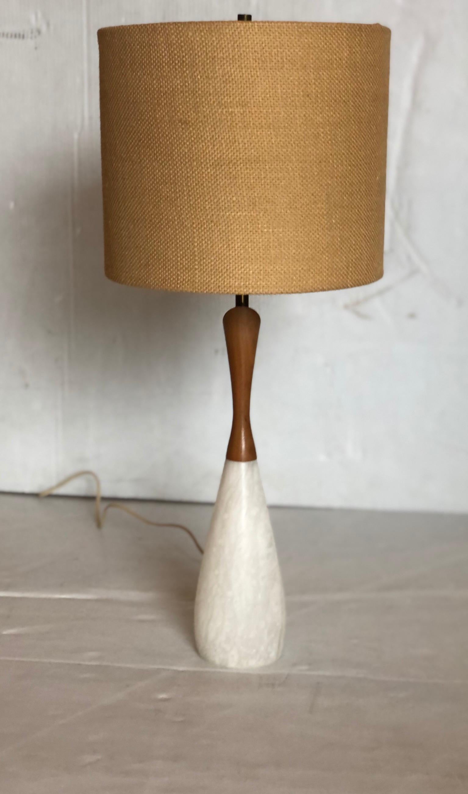 Beautiful and rare 1950s Classic American midcentury, desk table lamp in alabaster base with walnut neck and brass fittings. Nice original lampshade in great condition. The shade alone its 10