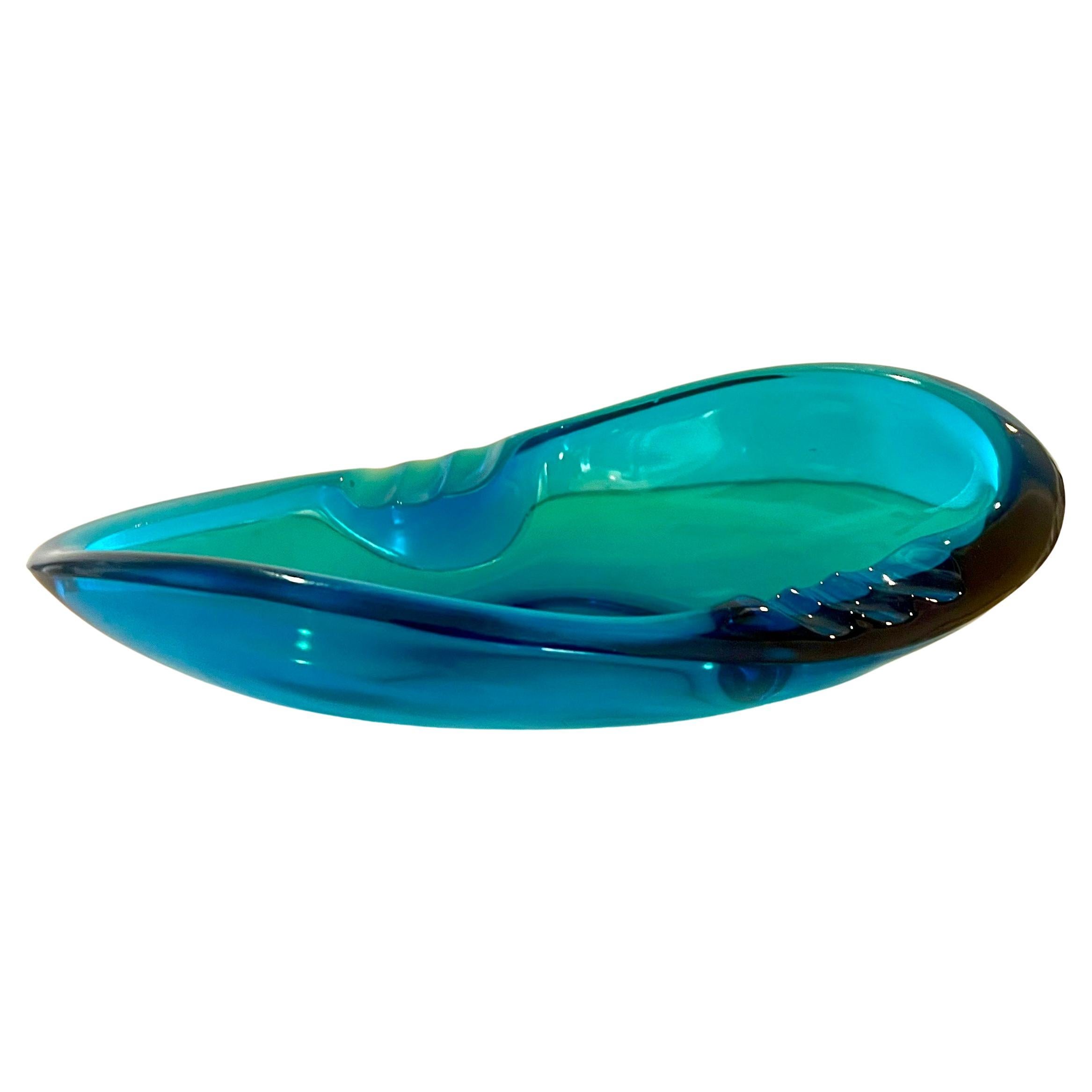 American Mid Century Atomic age Boomerang Shape Glass Ashtray by L E  Smith In Excellent Condition In San Diego, CA