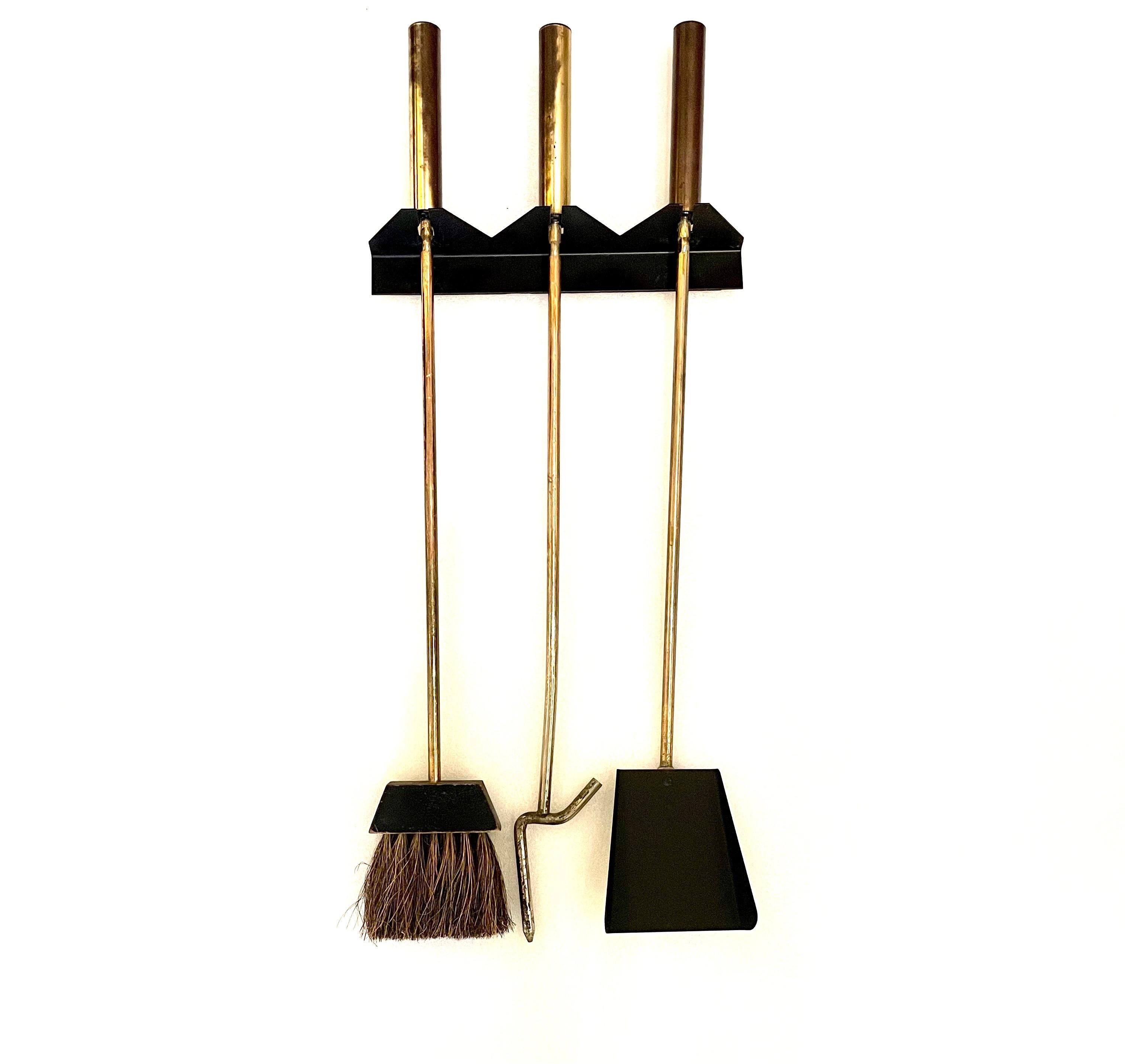 American Mid Century Atomic Age Patinated Brass Wall Mounted Fireplace Tools Set In Fair Condition For Sale In San Diego, CA