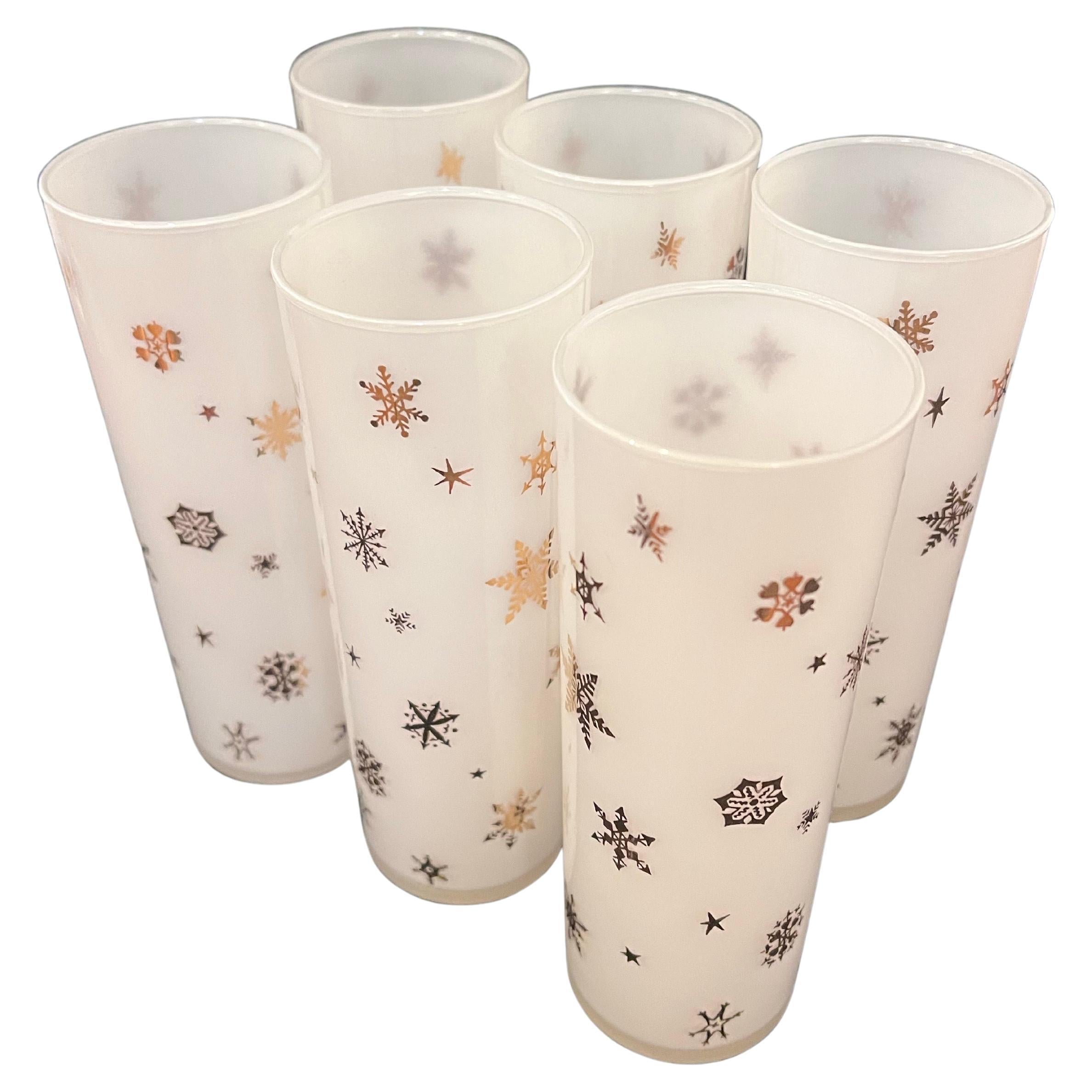 Precioso y elegante juego de 6 Vasos Highball con motivos dorados , cristal de leche excelente estado sin astillas ni grietas.