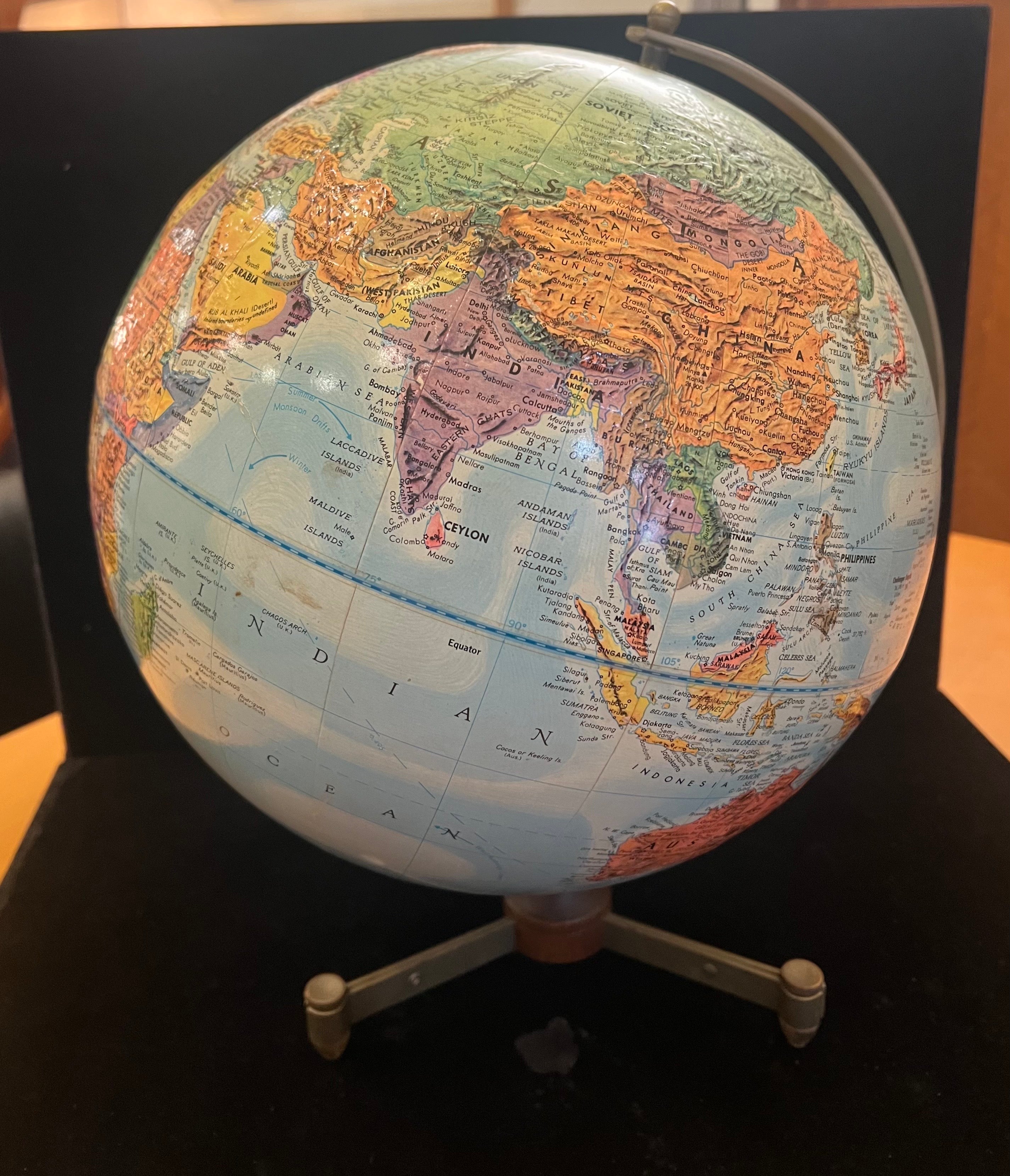 Rarísimo Globo Replogle de la era atómica moderna de mediados de siglo , asentado sobre walnu y base metálica muy difícil de encontrar , estado y pátina originales , circa años 50 algo de decoloración y desgaste como se muestra .