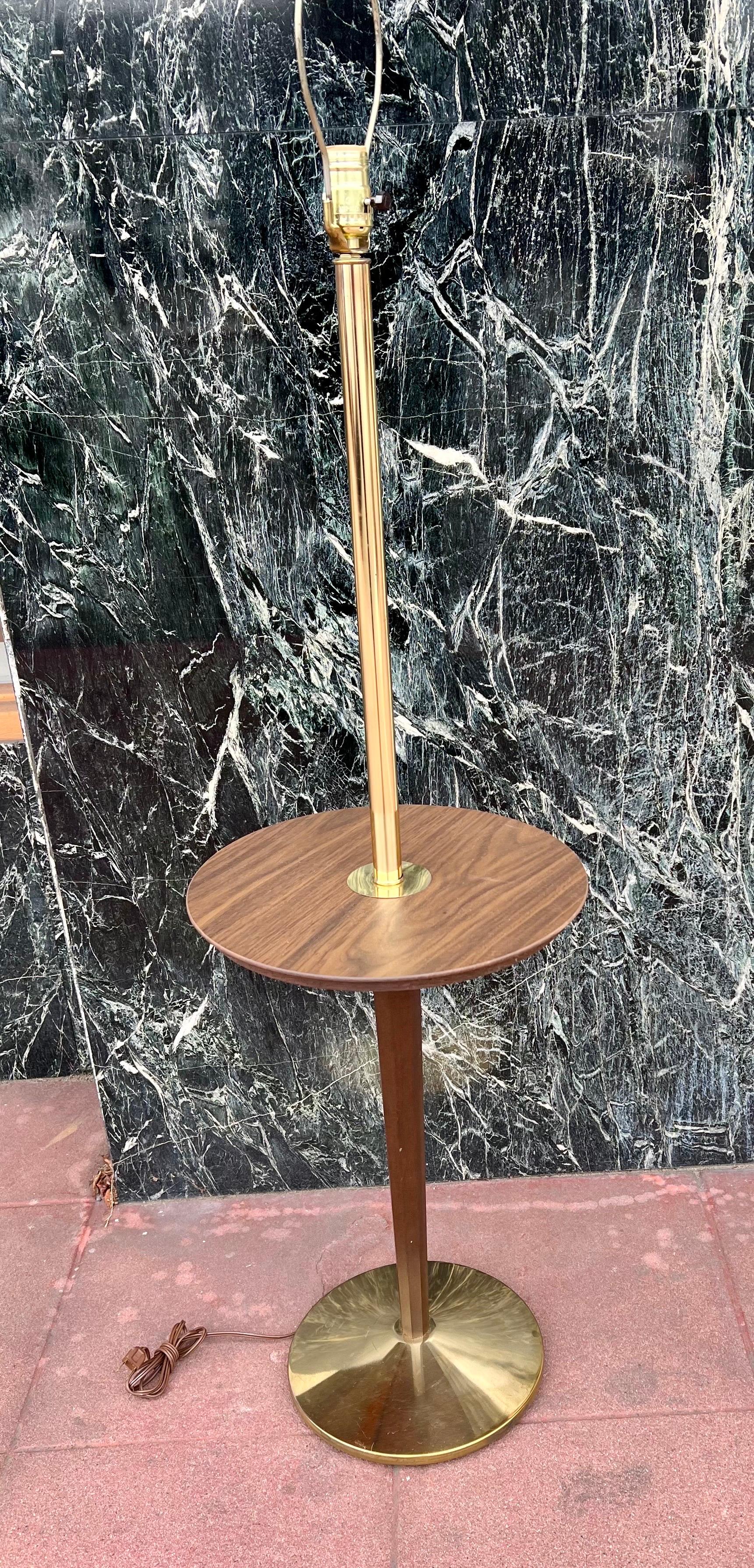 Mid-Century Modern Lampe de table américaine Mid Century atomic Age en noyer et laiton laminé en vente