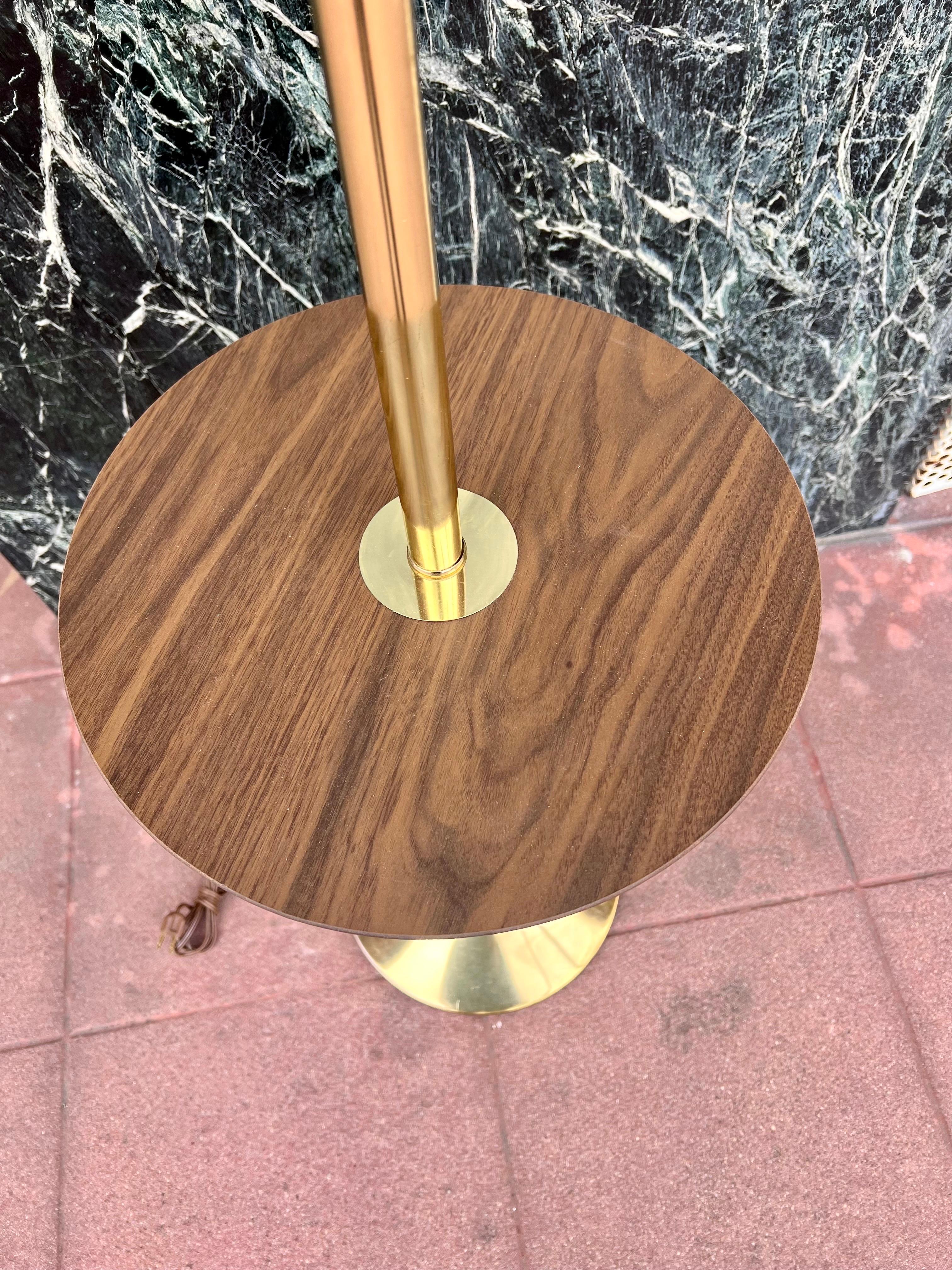 American Mid-Century atomic Age Walnut & Brass Laminate Floor Table Lamp In Excellent Condition For Sale In San Diego, CA