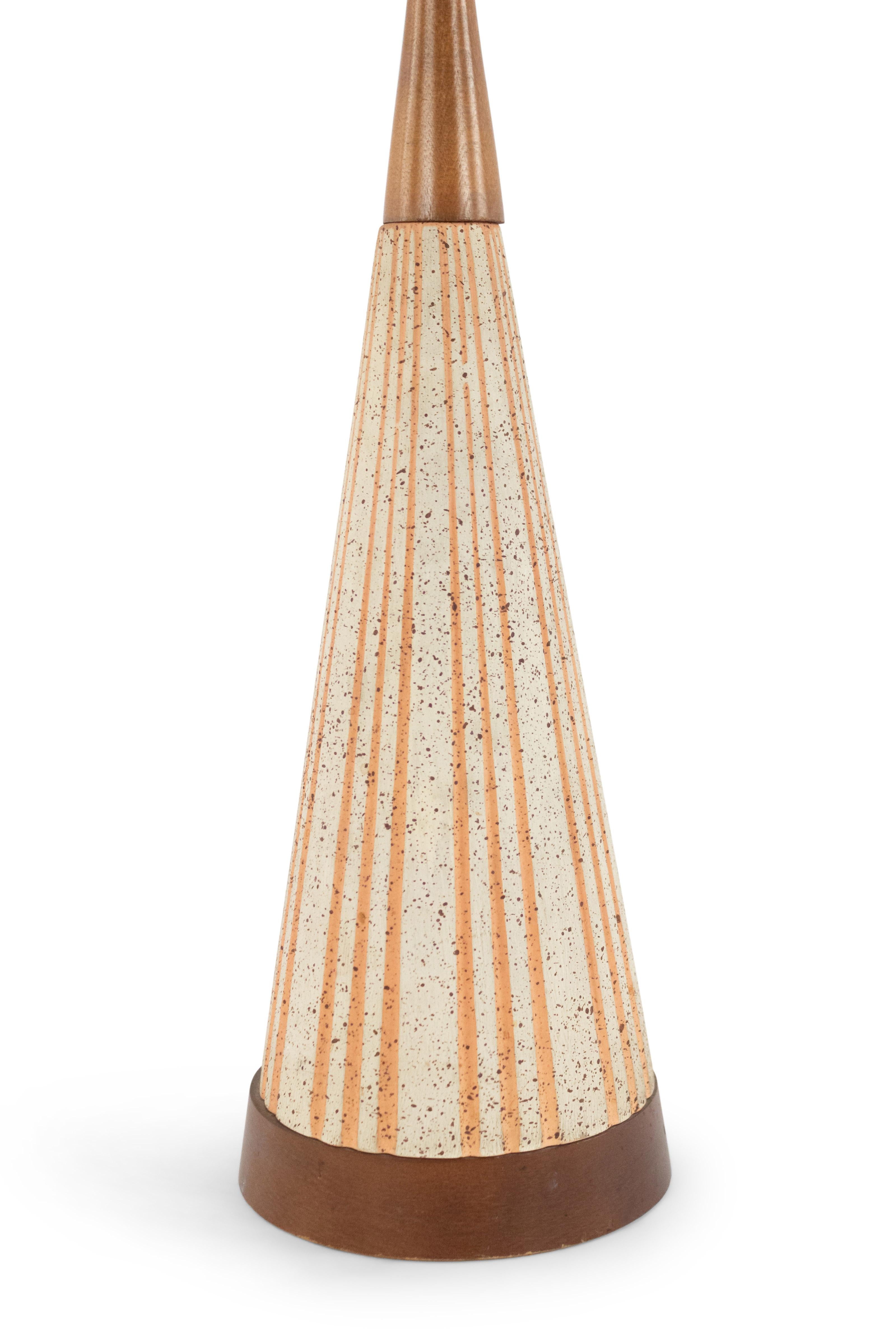 Amerikanische kegelförmige Keramik-Tischlampe aus der Mitte des Jahrhunderts (1960er Jahre) mit orangefarbenem, geriffeltem Design, die auf einem runden Holzsockel mit einer ähnlichen, sich verjüngenden Spitze ruht.