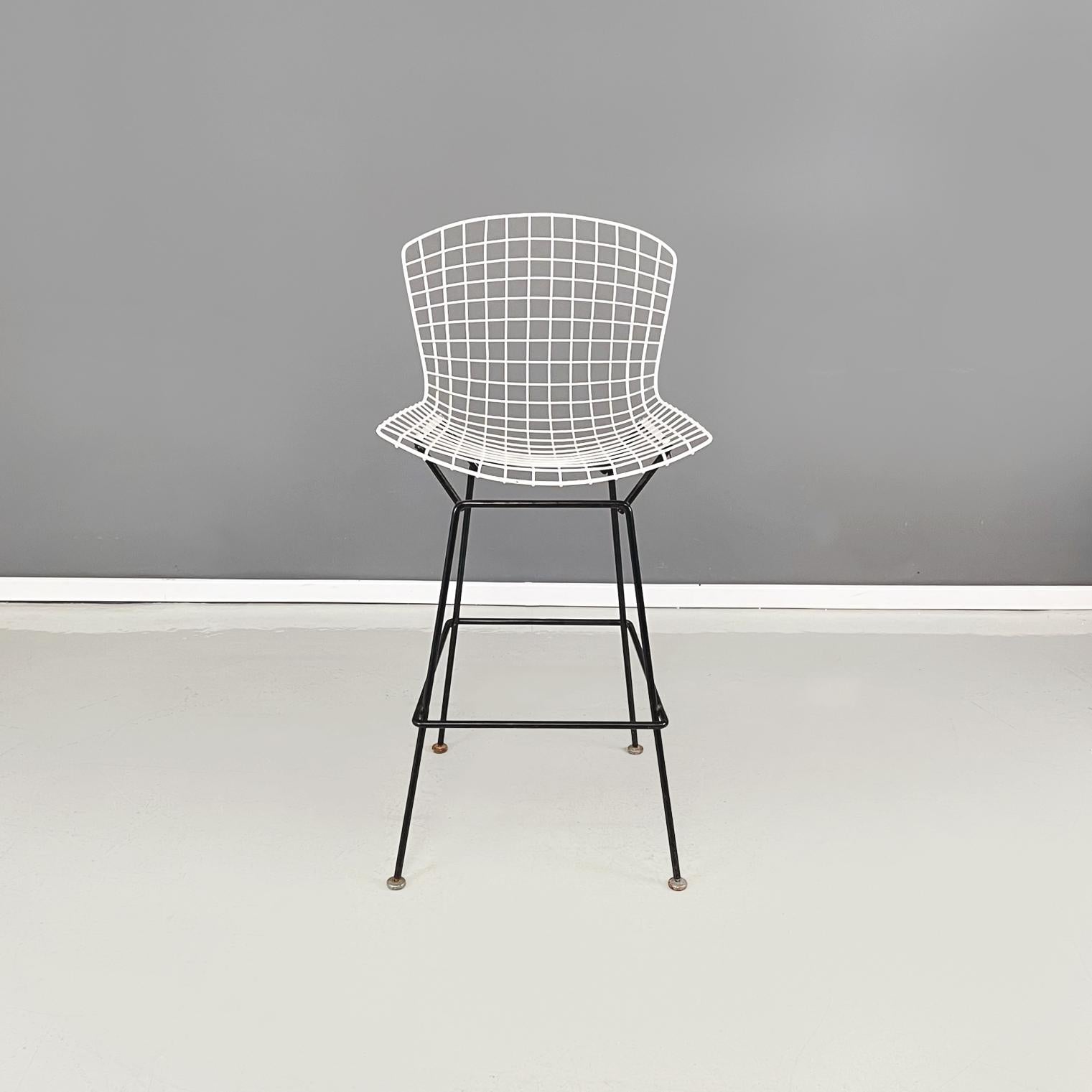 American mid-century Black and white metal High stools by Harry Bertoia for Knoll, 1960s
Set of 4 high bar stools with seat and back made of a white painted metal rod net. The structure is in black painted metal rod. Footrest present at the base of