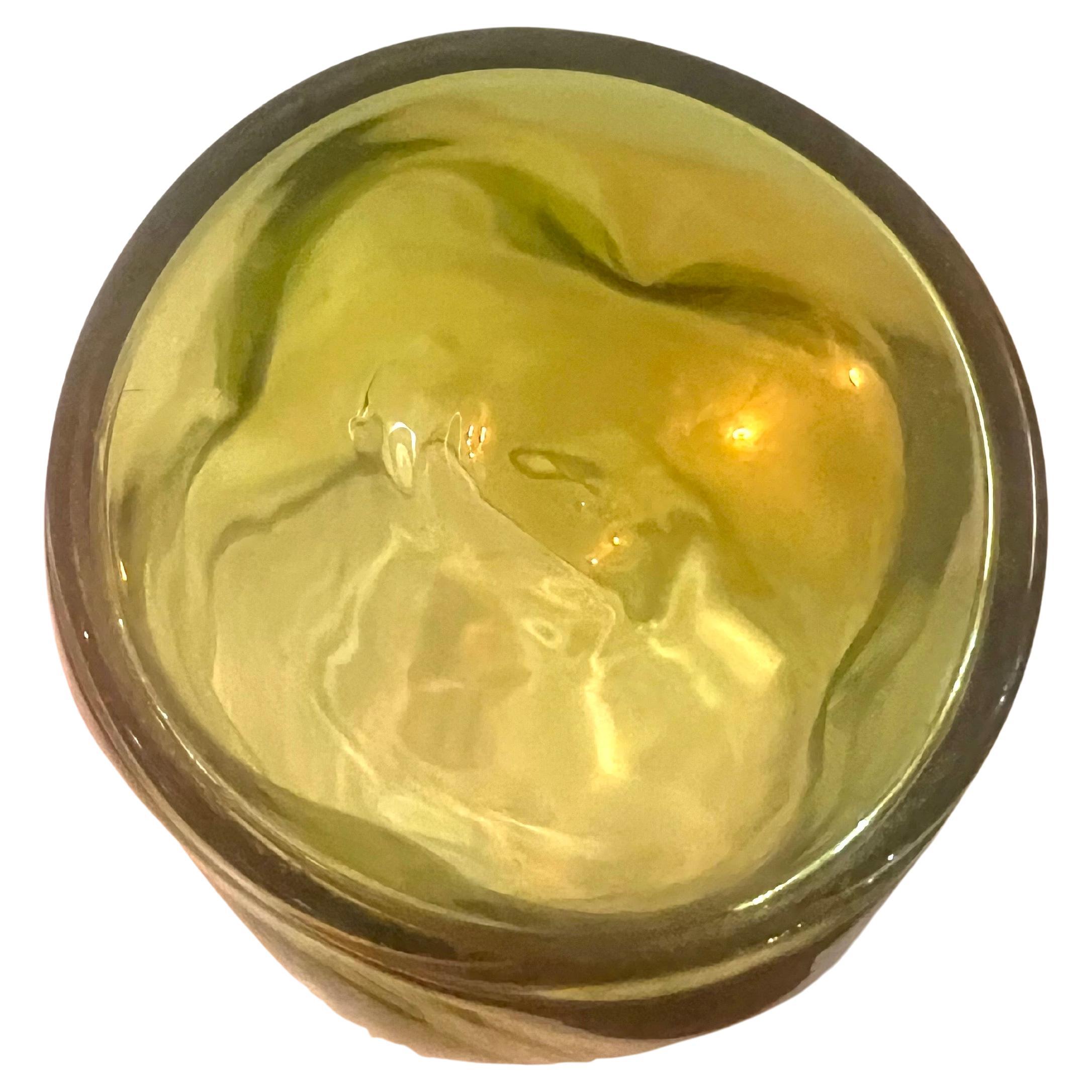 Splendido vaso in vetro soffiato Blenko di colore verde lime, in ottime condizioni, senza scheggiature o crepe, circa anni '70.