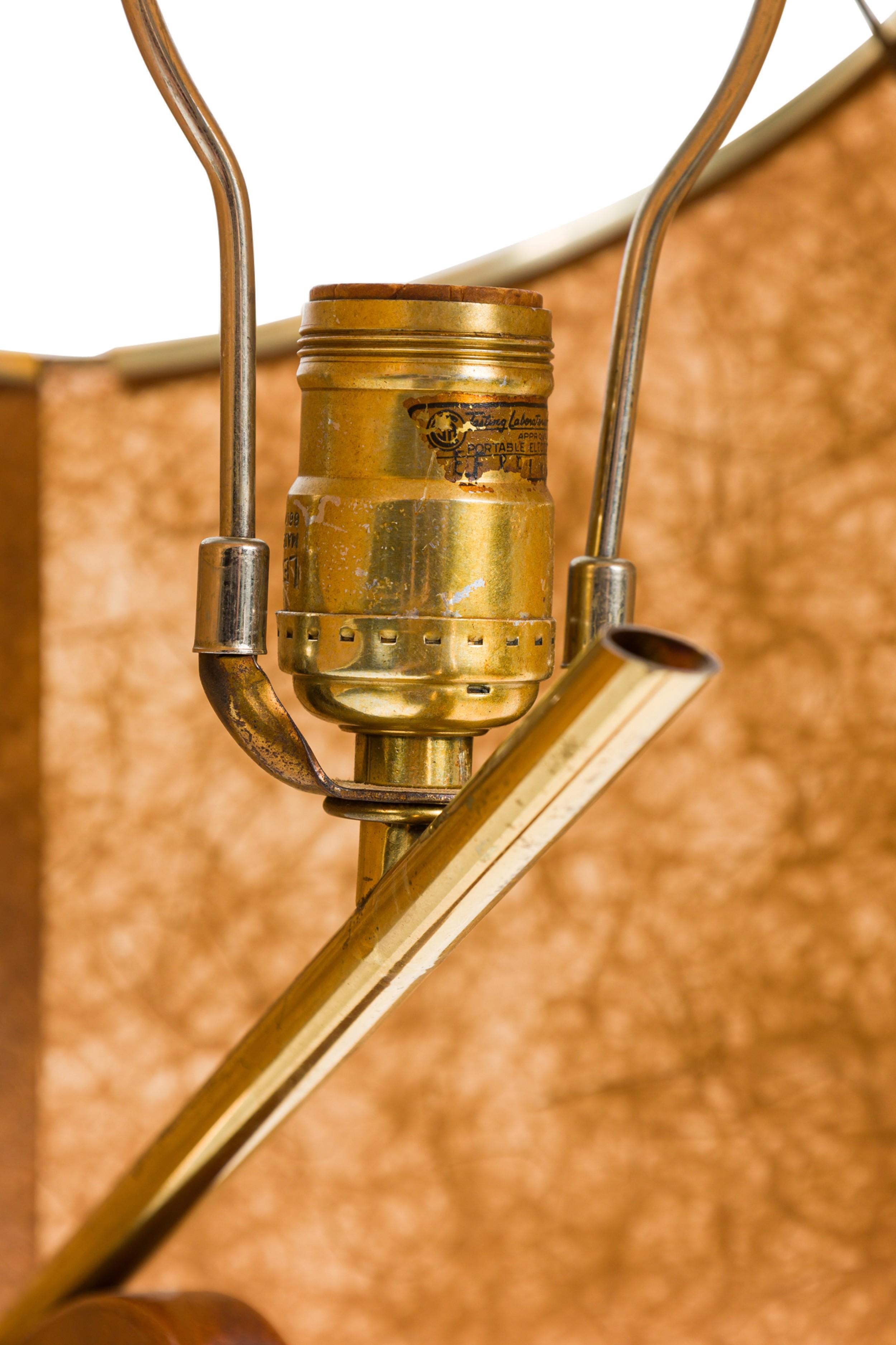 American Mid-Century Brass and Walnut Spiral Table Lamp en vente 3