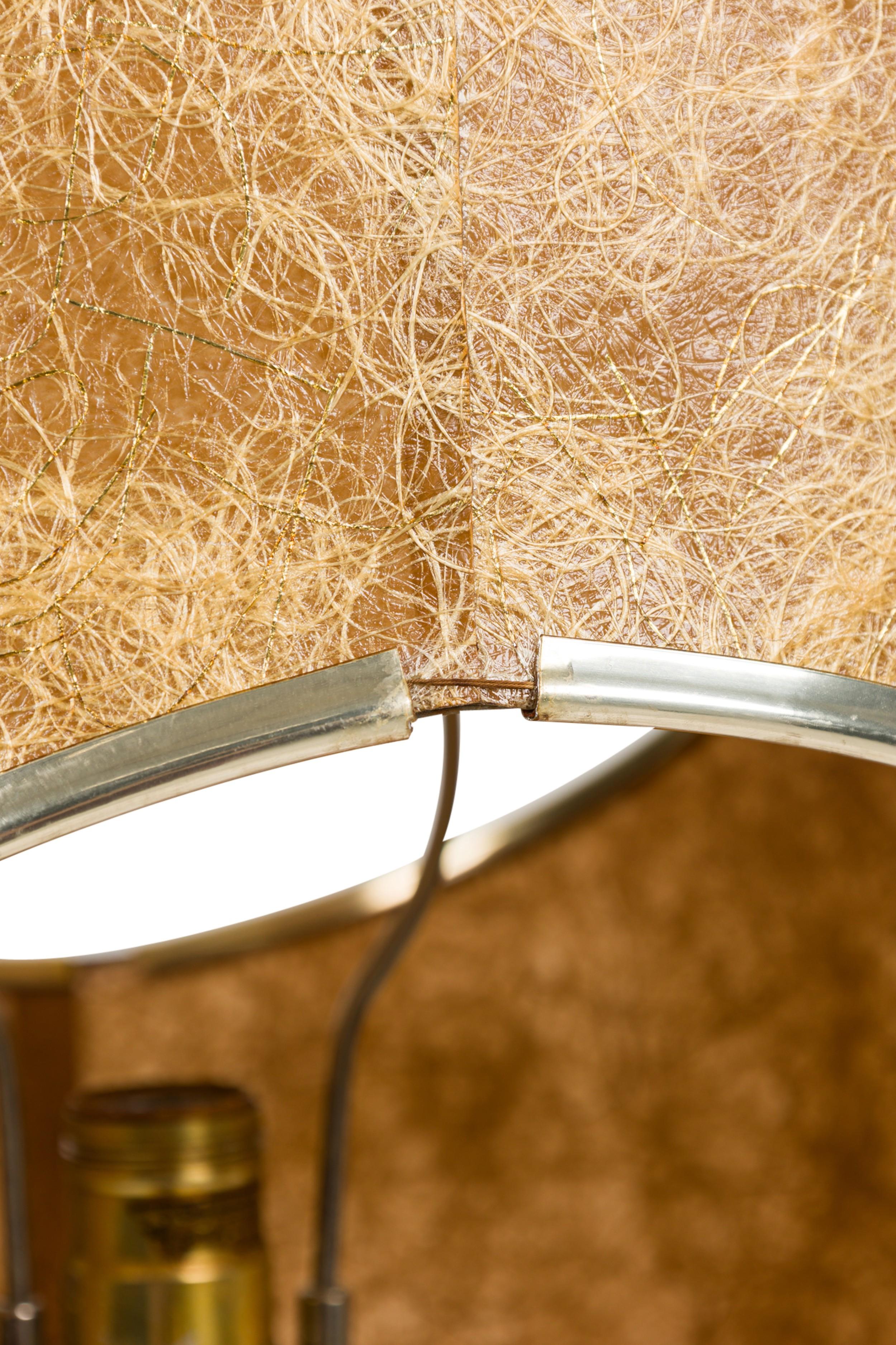 American Mid-Century Brass and Walnut Spiral Table Lamp en vente 4