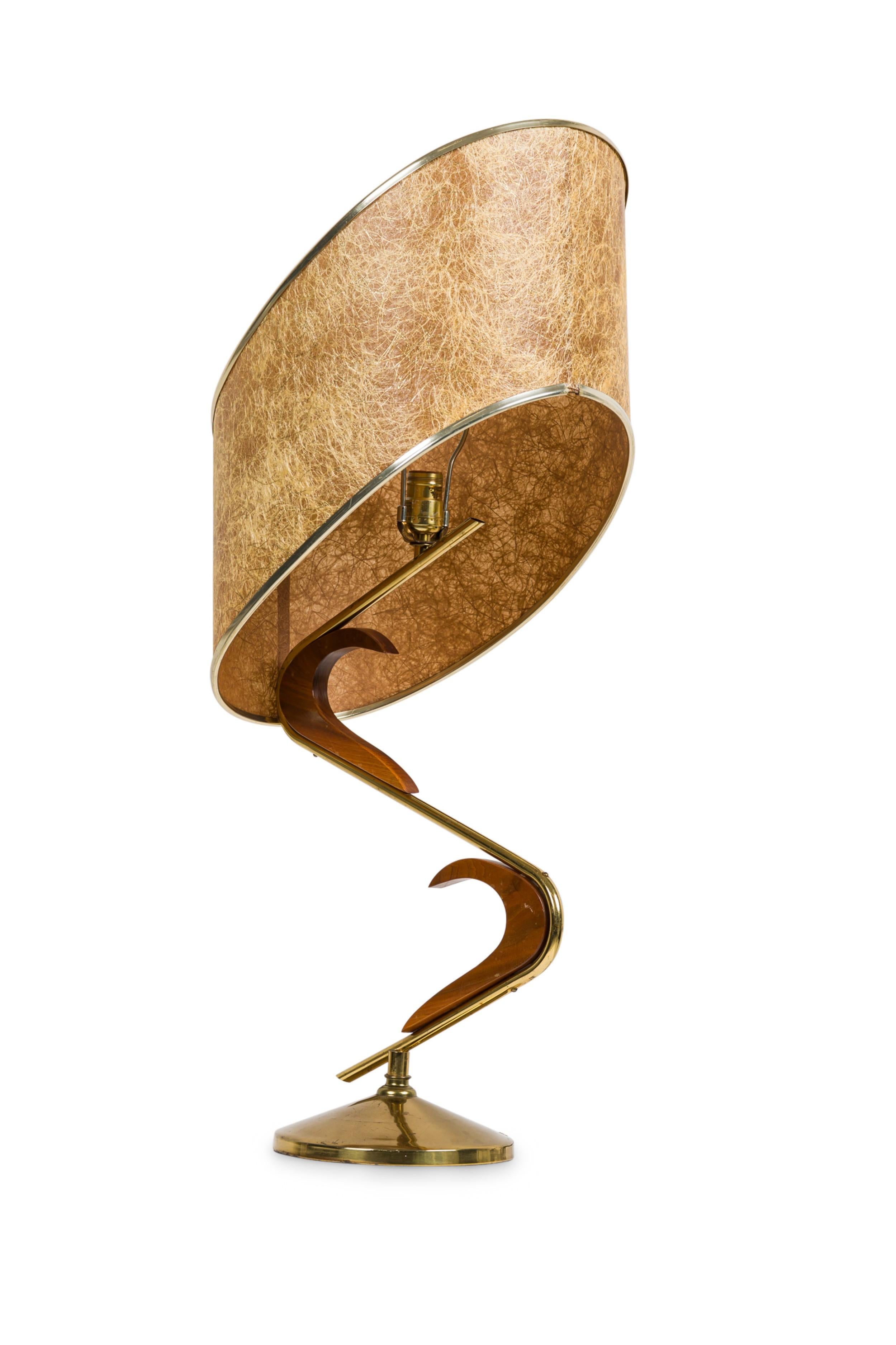 Lampe de table américaine du milieu du siècle en laiton et noyer avec un design en spirale et un abat-jour en fibre de verre.