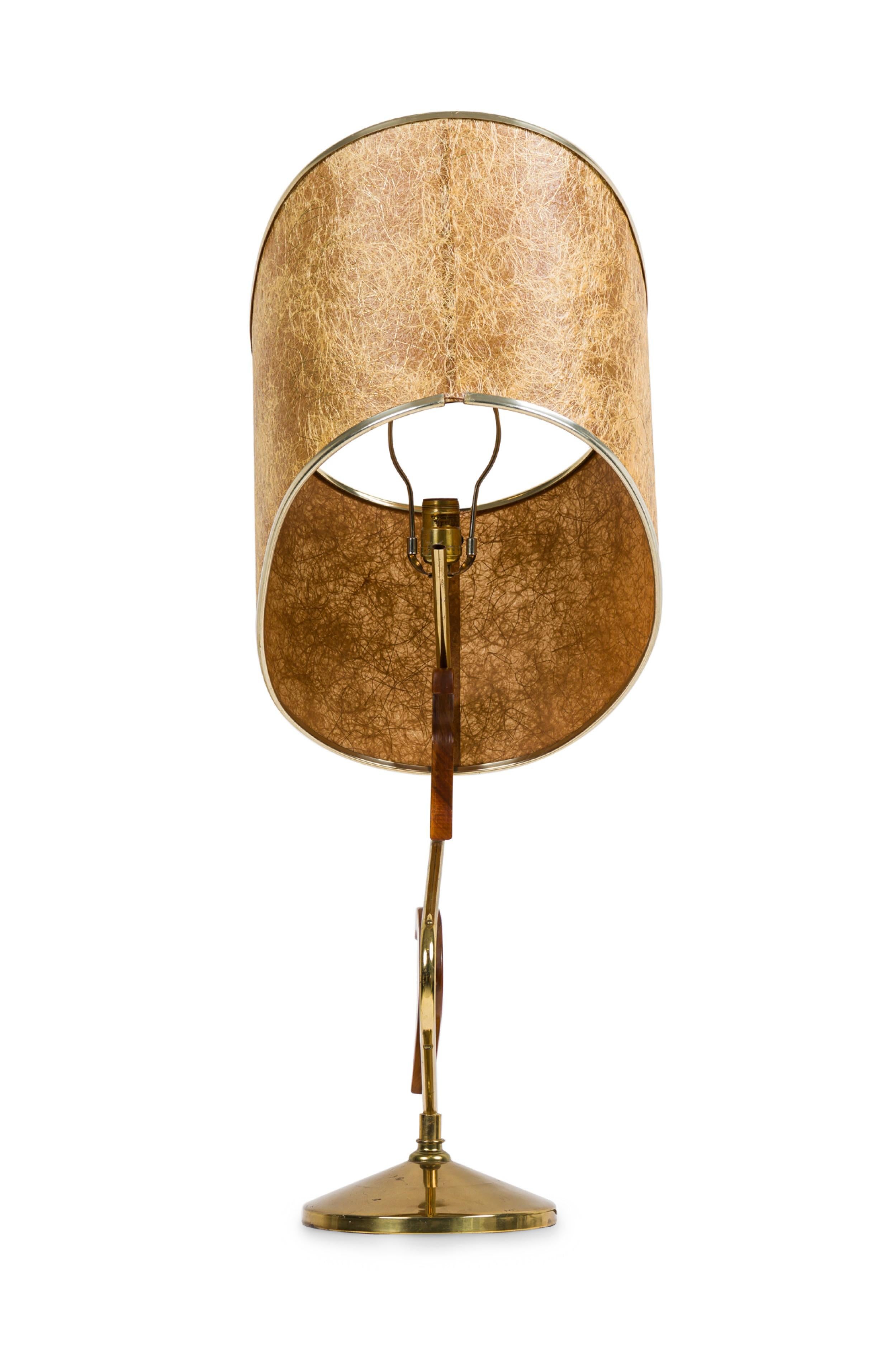 Mid-Century Modern American Mid-Century Brass and Walnut Spiral Table Lamp en vente