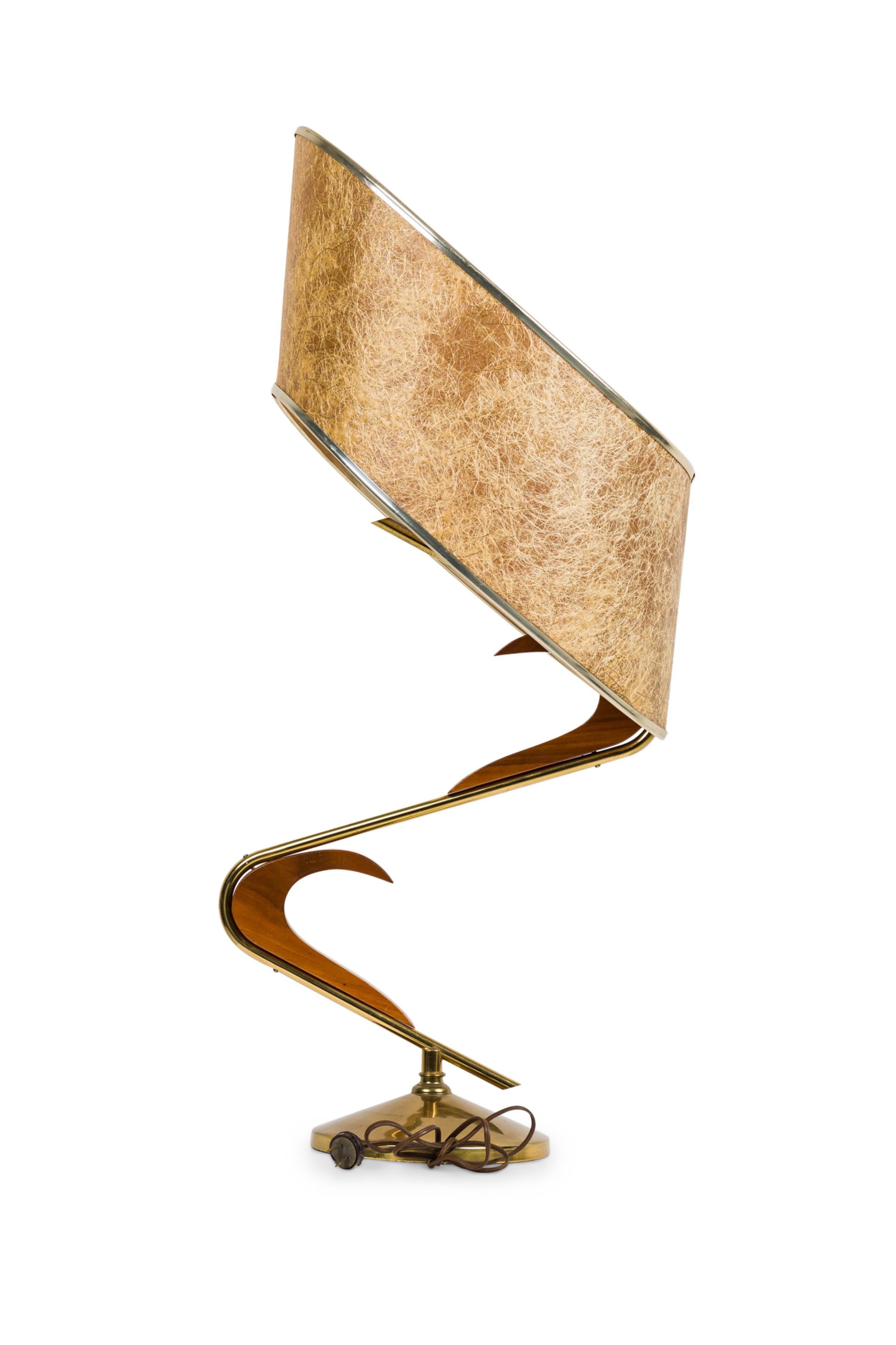 Américain American Mid-Century Brass and Walnut Spiral Table Lamp en vente