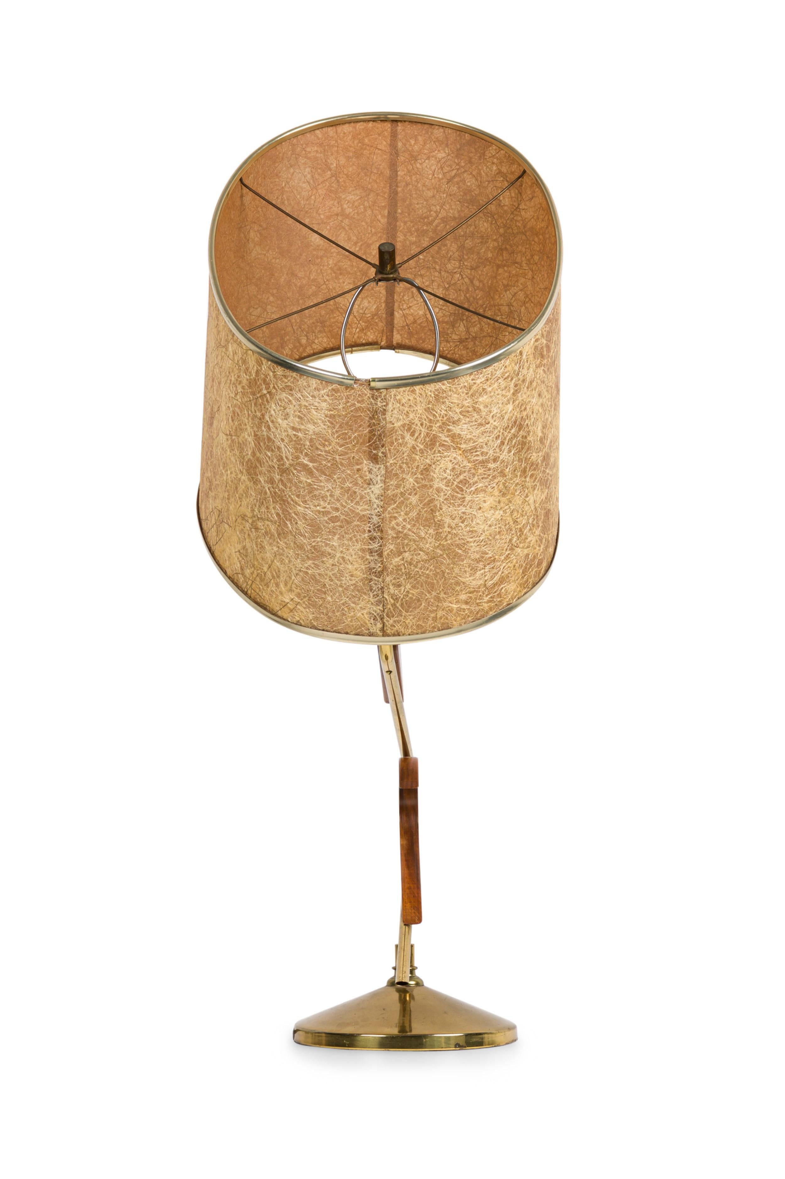 American Mid-Century Brass and Walnut Spiral Table Lamp Bon état - En vente à Queens, NY